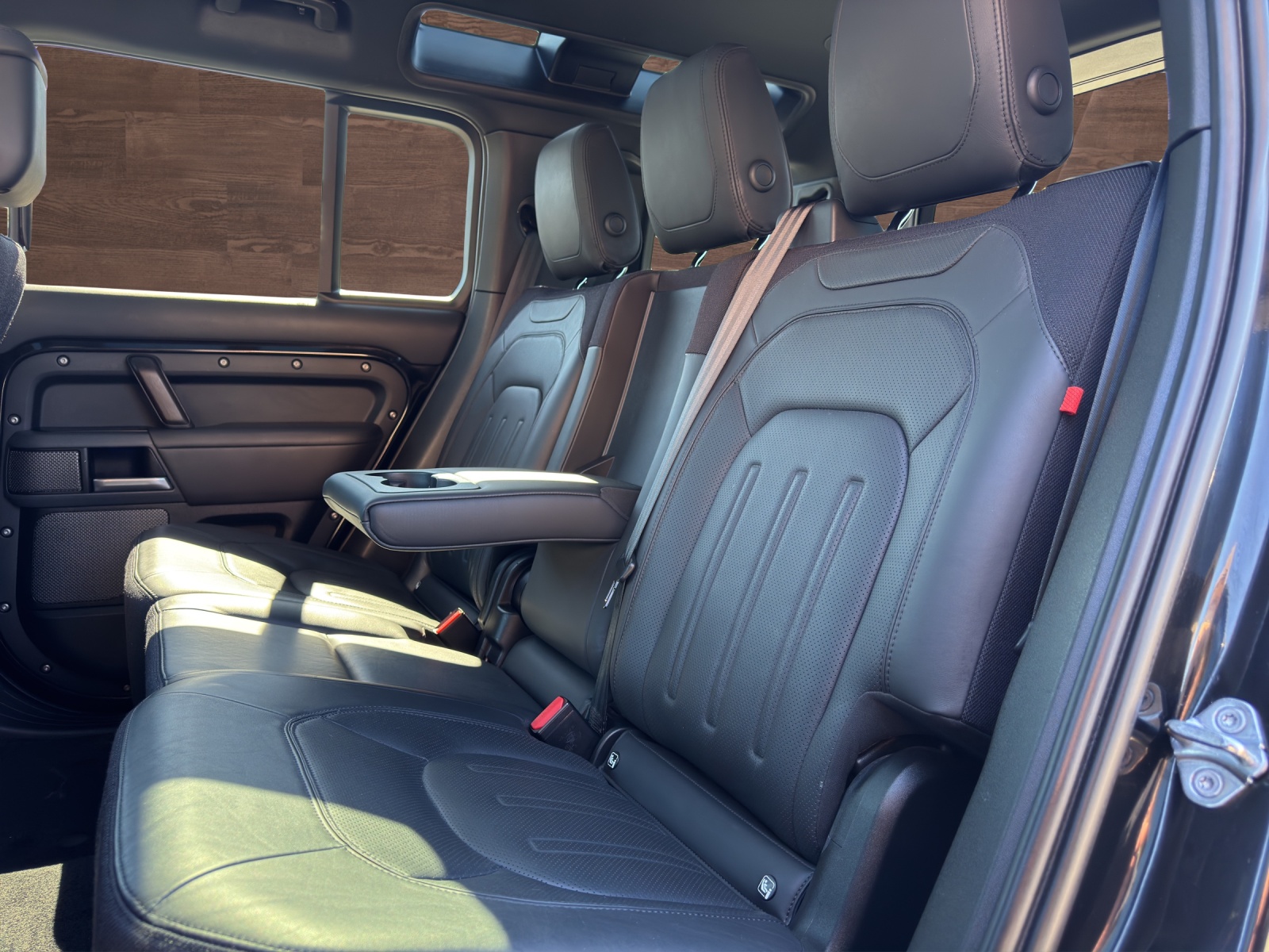 LAND ROVER Defender 110 3.0 D I6 300 X-Dynamic SE AWD AT8-image-10