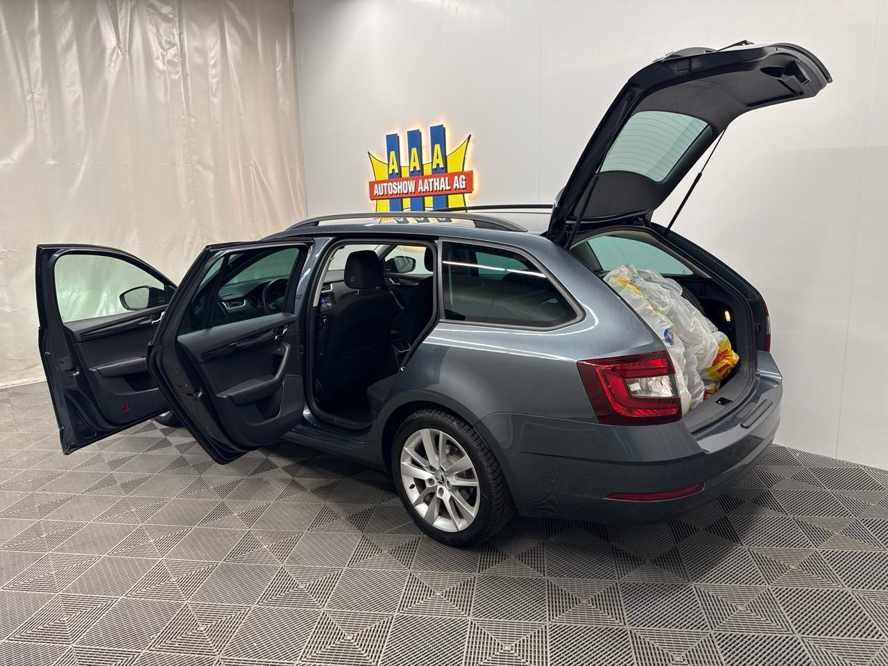 SKODA Octavia Combi 1.8 TSI Ambition 4x4 DSG-image-9