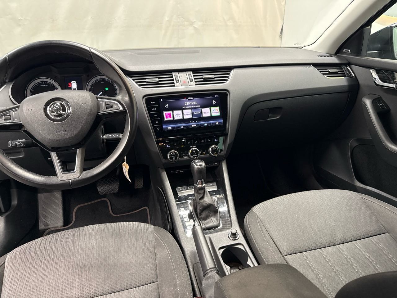 SKODA Octavia Combi 1.8 TSI Ambition 4x4 DSG-image-4