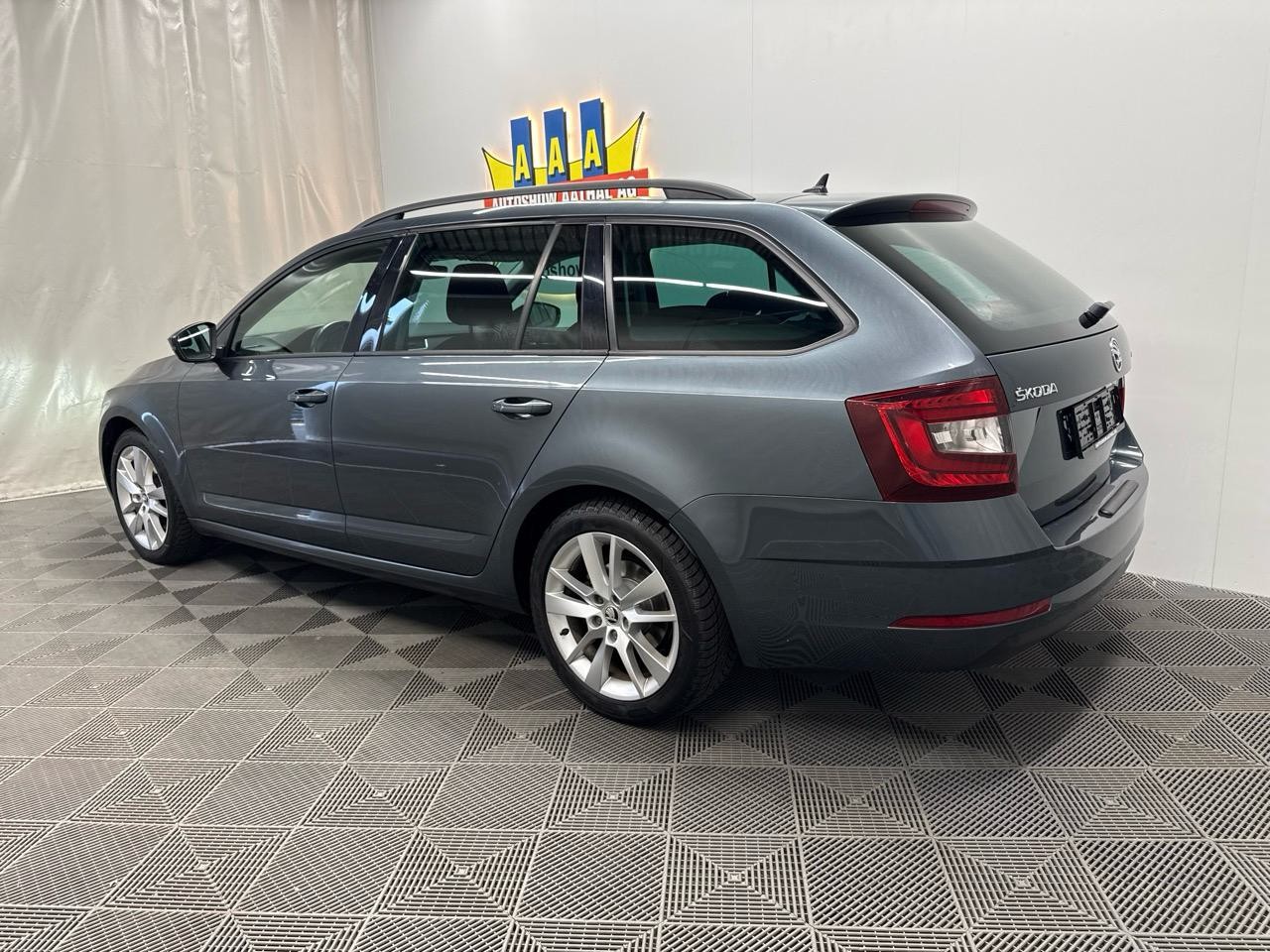 SKODA Octavia Combi 1.8 TSI Ambition 4x4 DSG-image-1