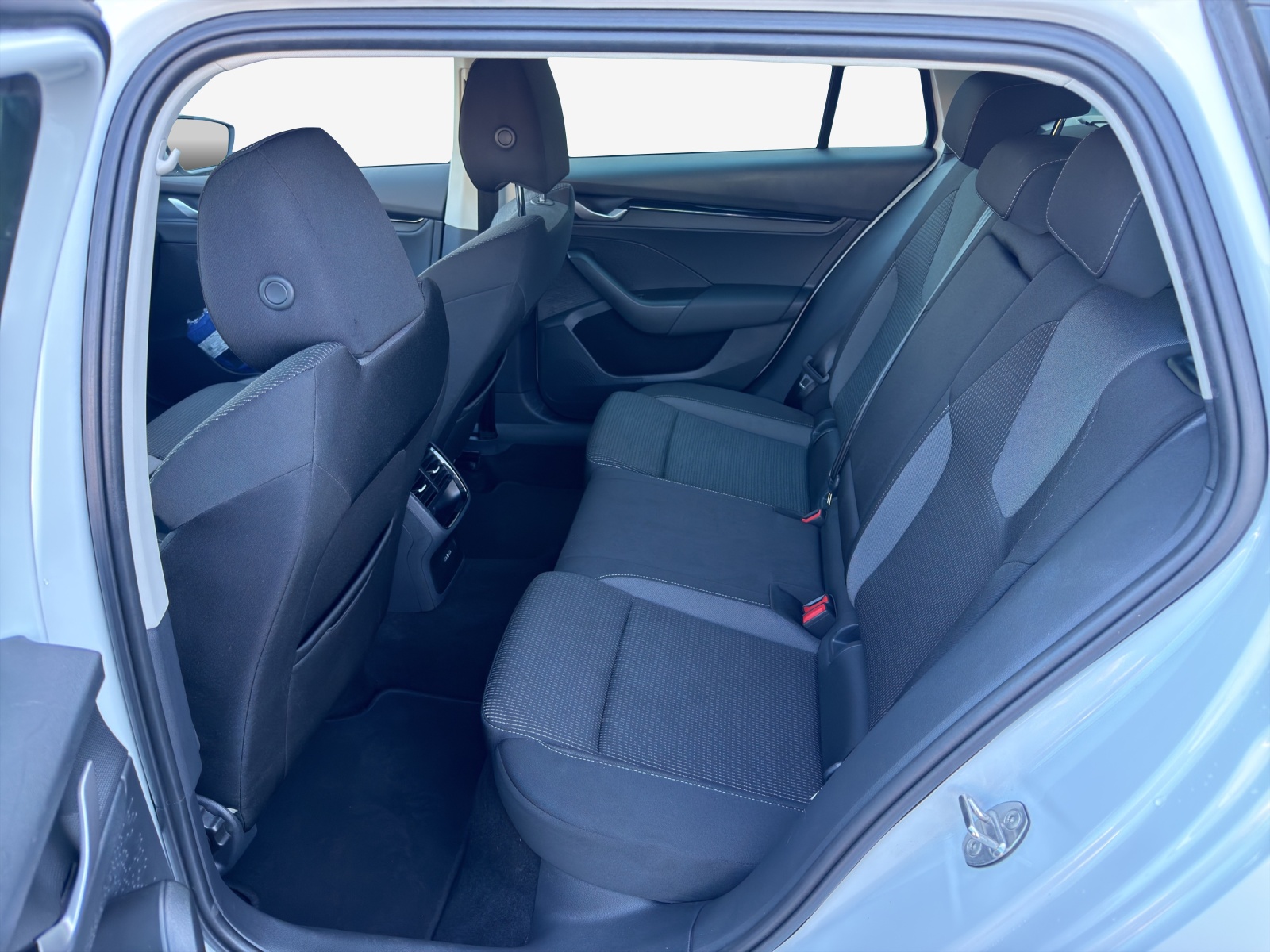 SKODA Octavia Combi 2.0 TDI DSG Selection-image-10