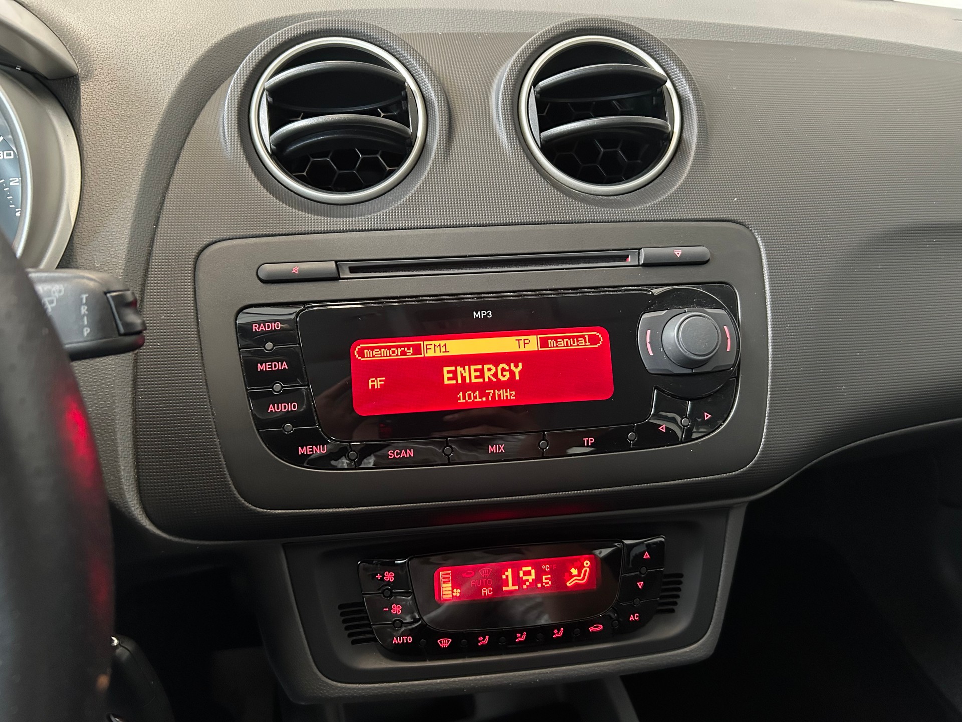 SEAT Ibiza 1.6 TDI Style-image-9