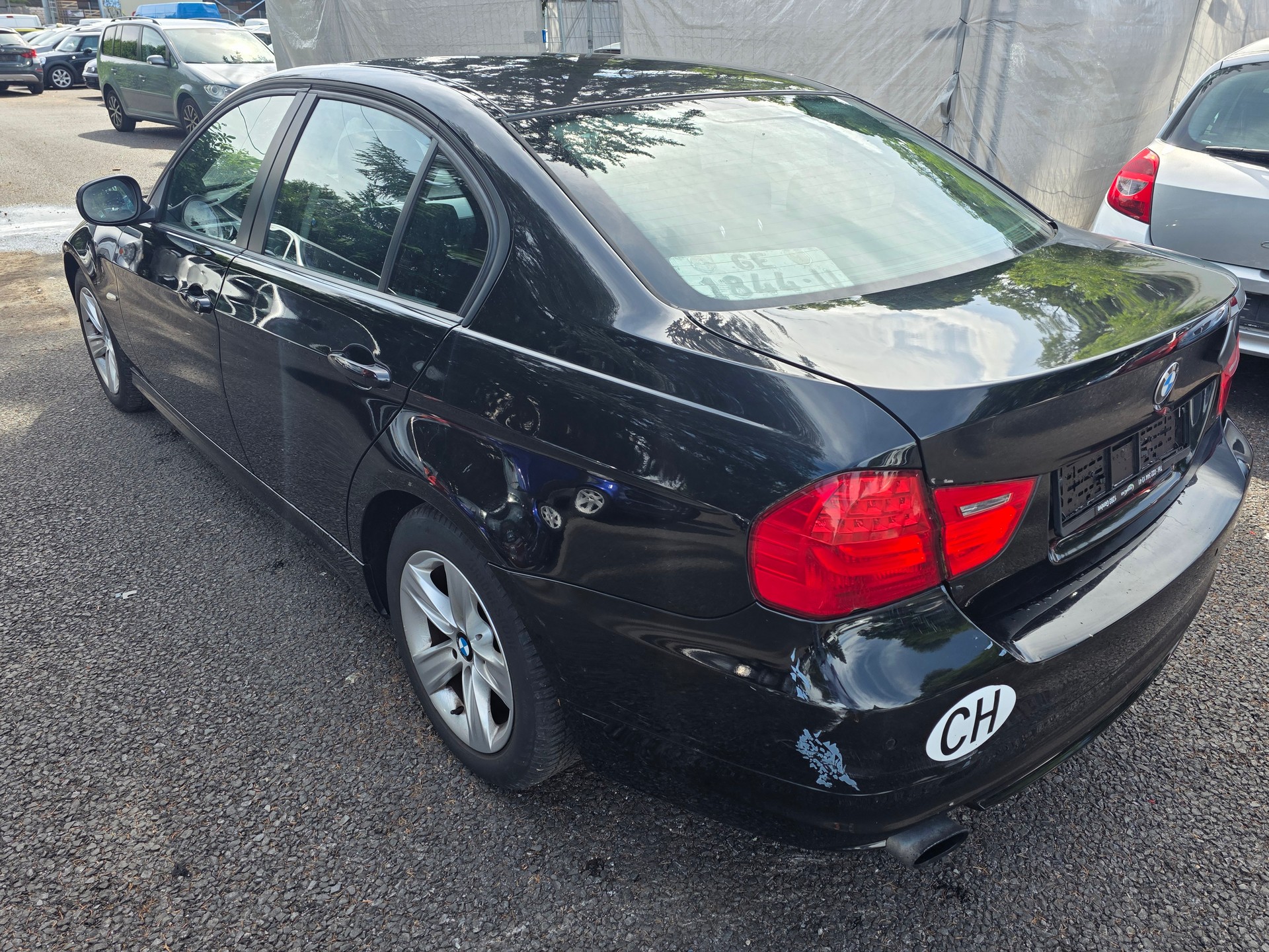 BMW 320i-image-5