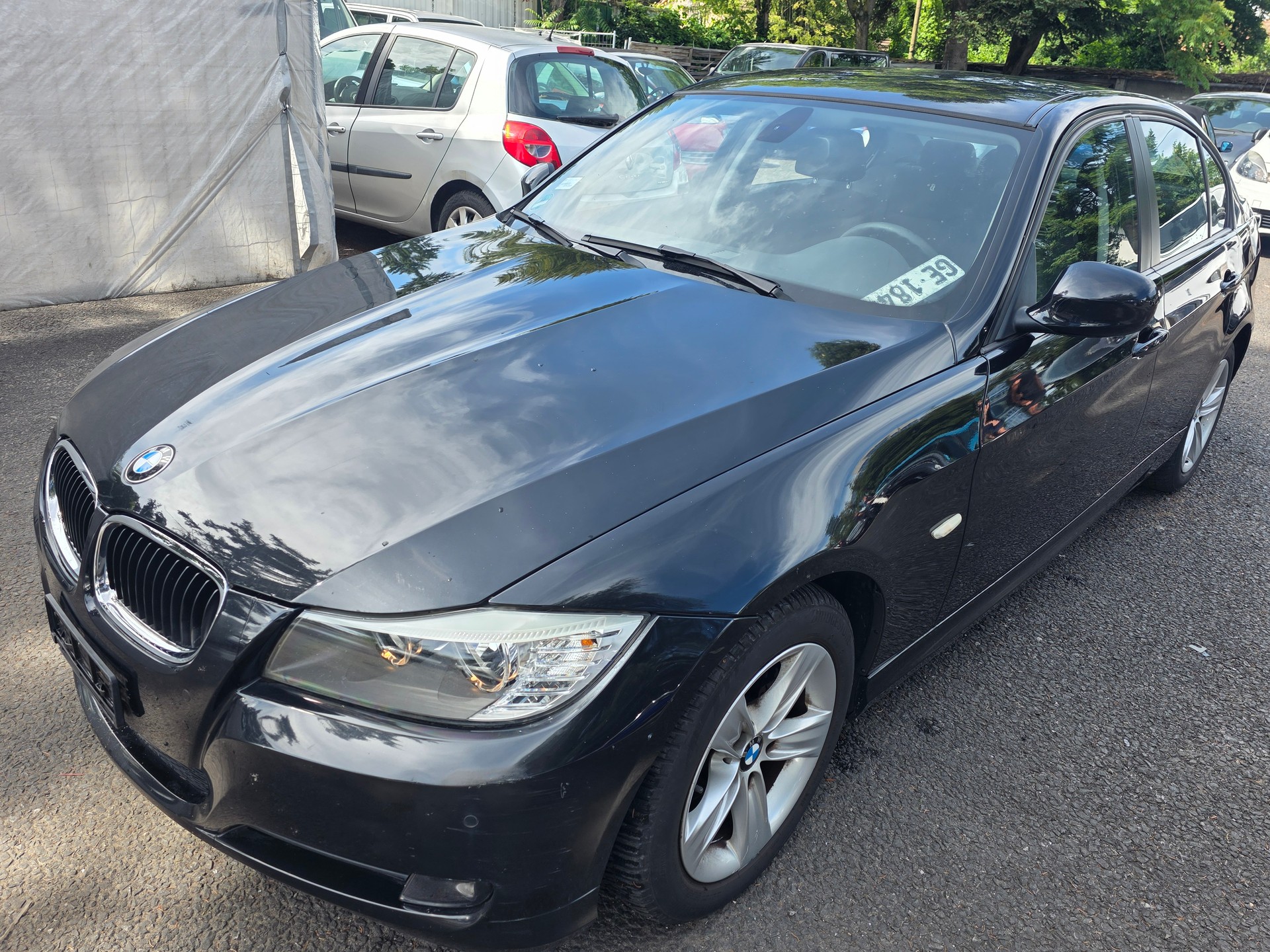 BMW 320i-image-1