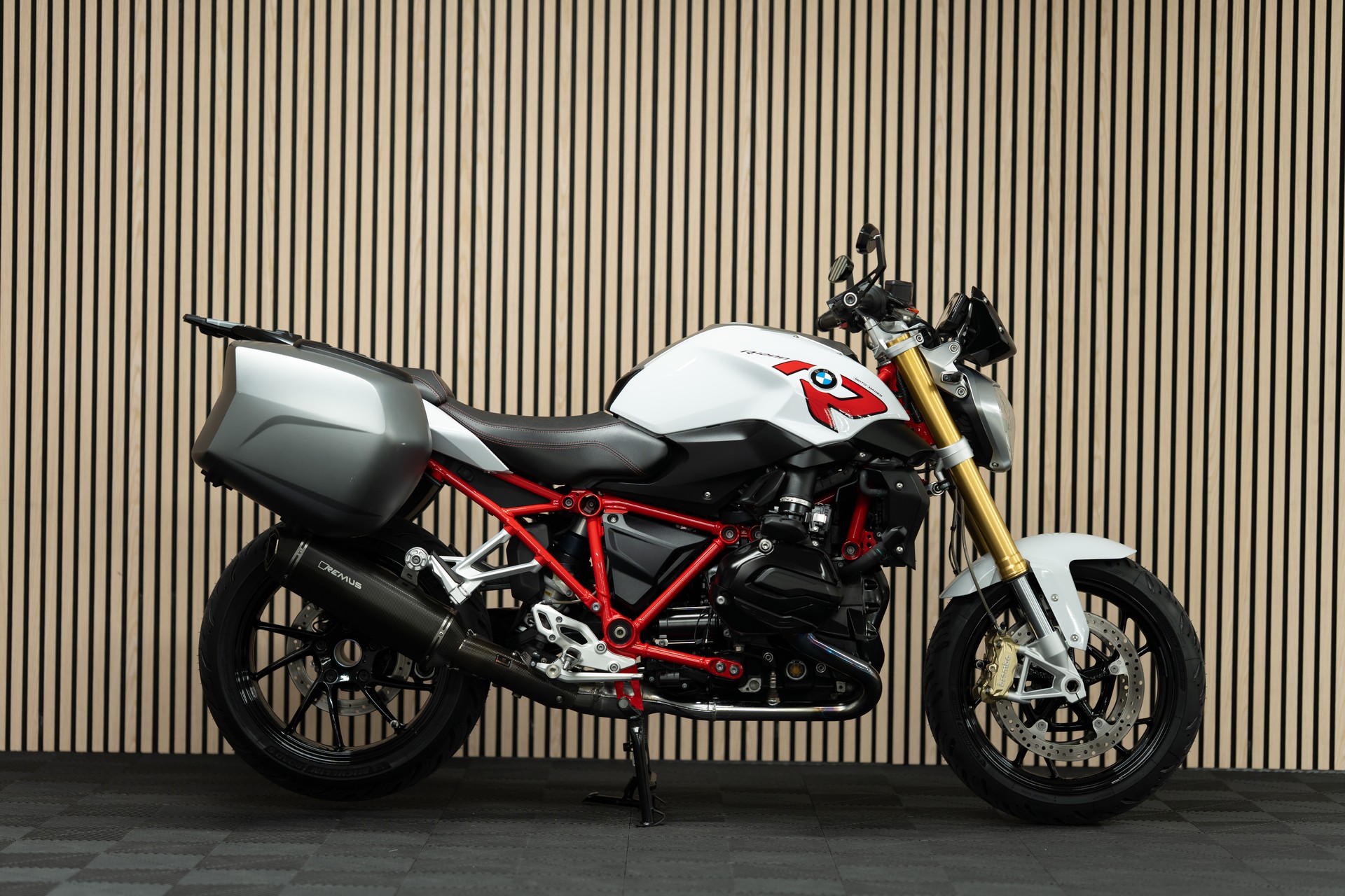 BMW R 1200 R mit Remus Endschalldämpfer