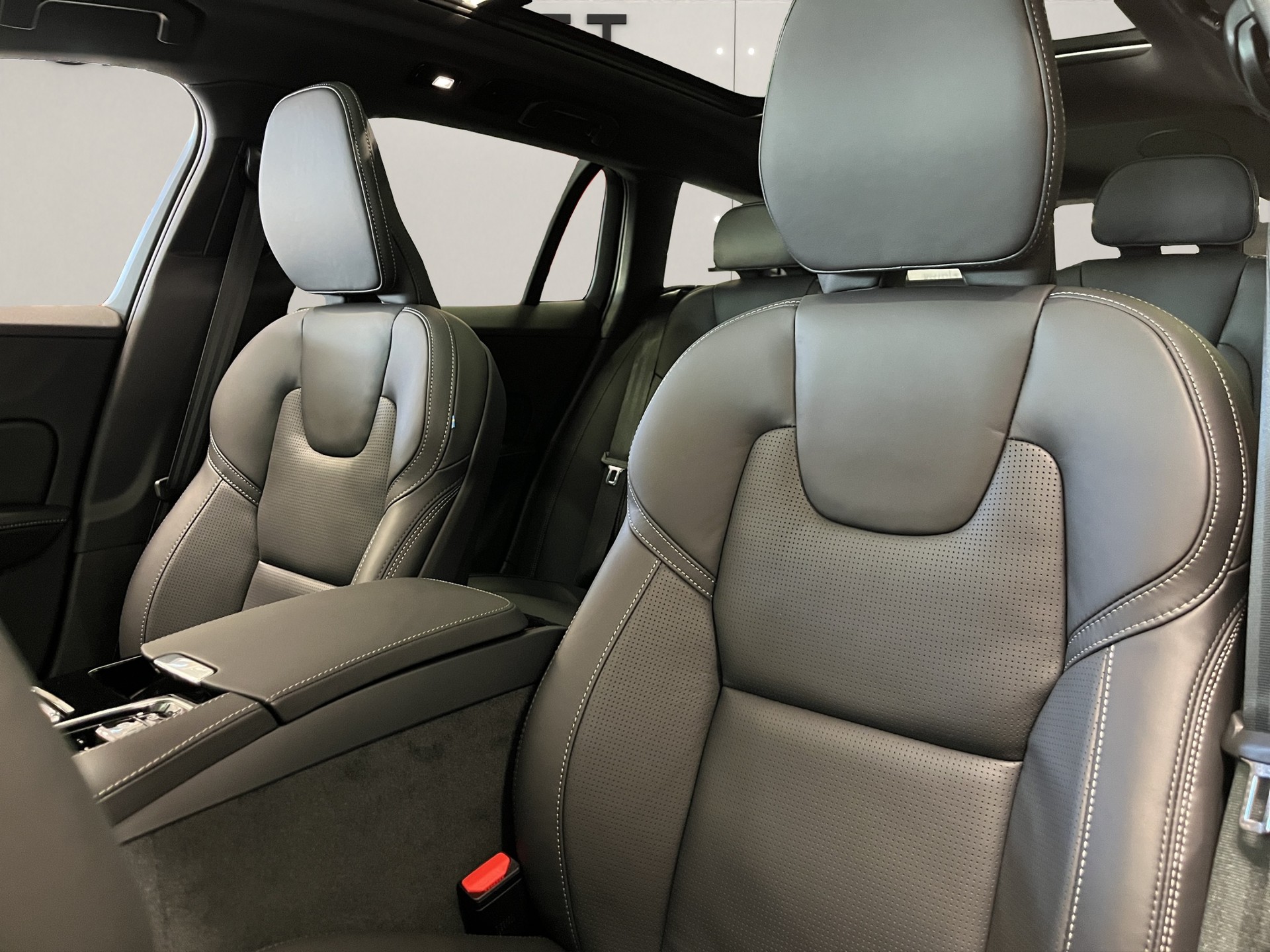 VOLVO V60 2.0 T6 TE Ultra Dark eAWD-image-17