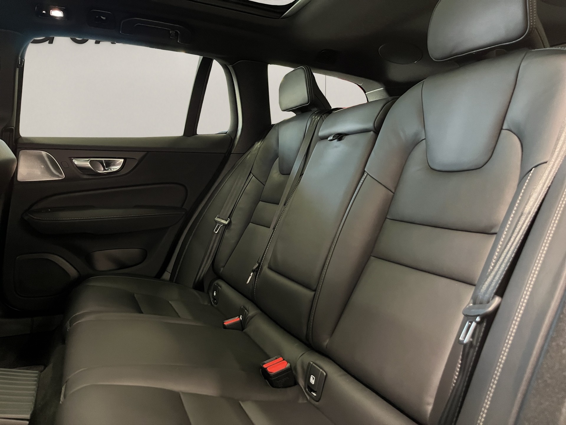 VOLVO V60 2.0 T6 TE Ultra Dark eAWD-image-16