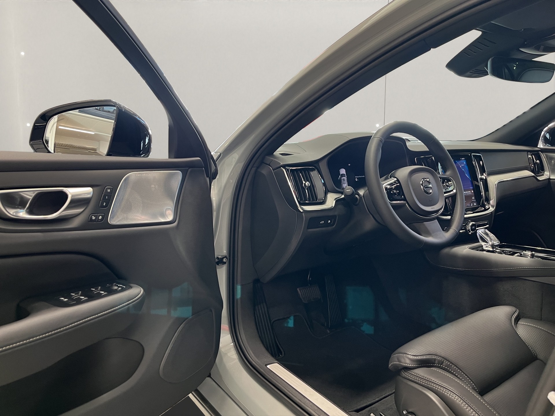 VOLVO V60 2.0 T6 TE Ultra Dark eAWD-image-8