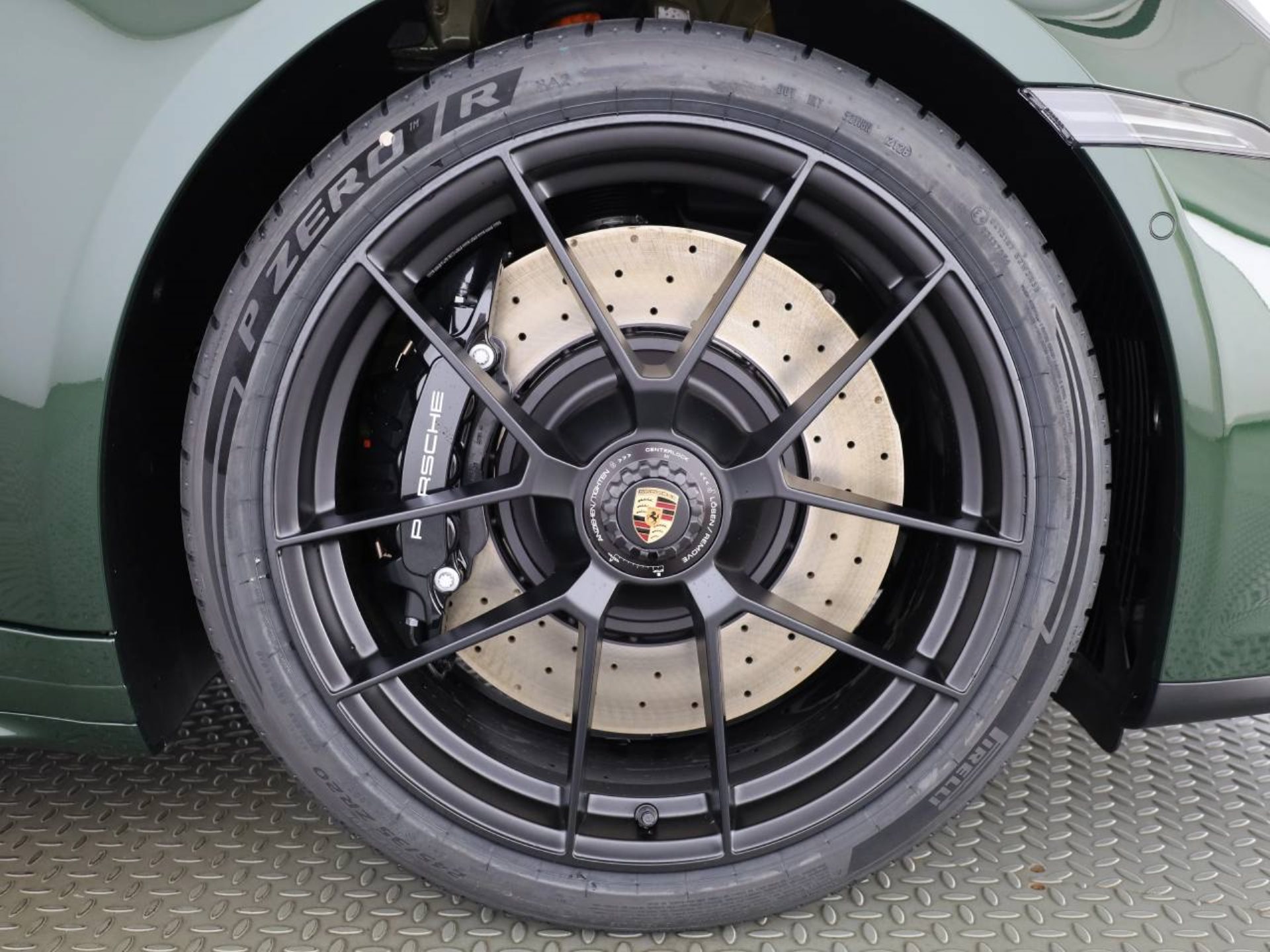 PORSCHE 911 Carrera 4 GTS Cabriolet-image-9