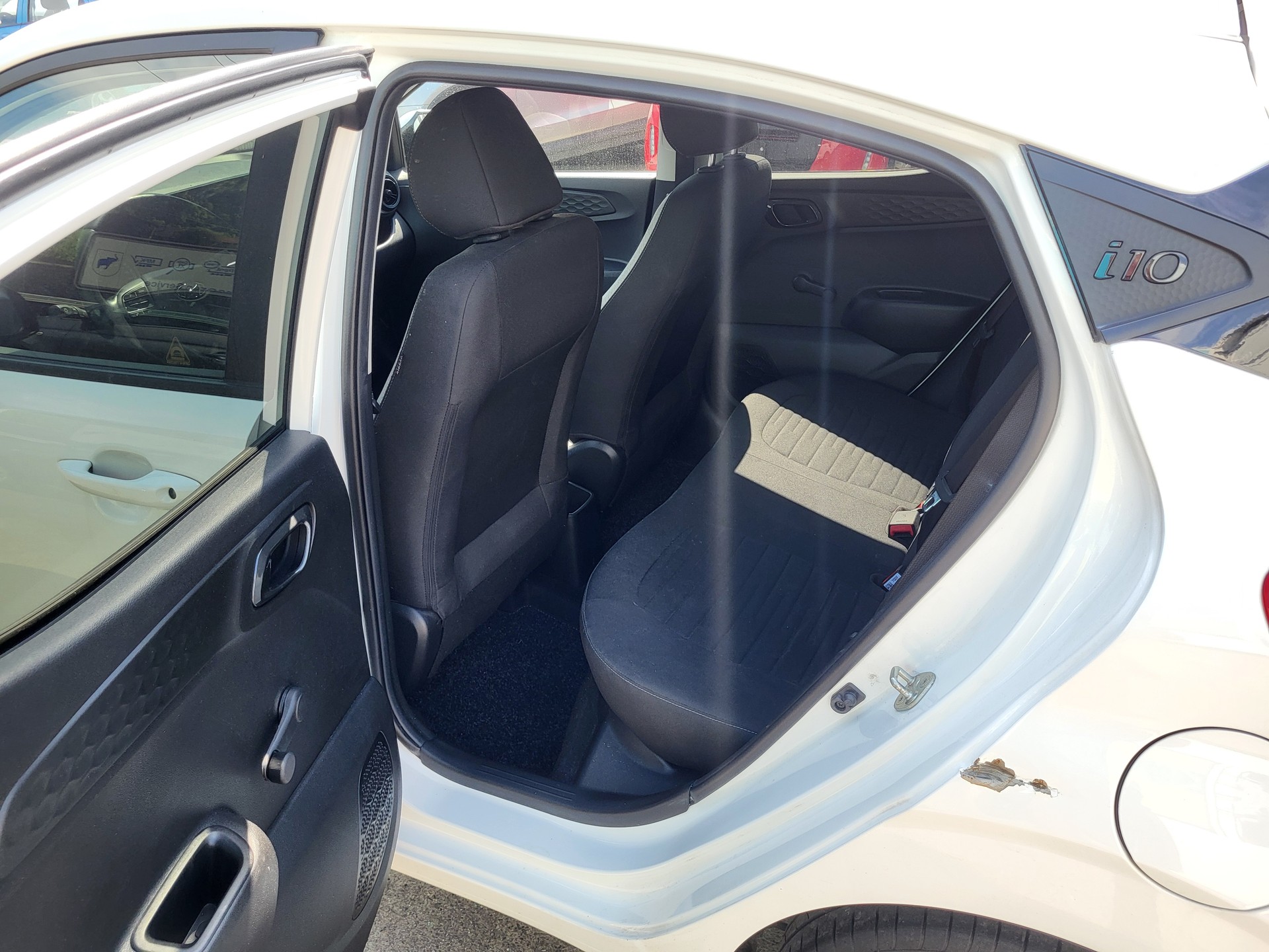 HYUNDAI i10 1.2 Amplia Automat-image-9