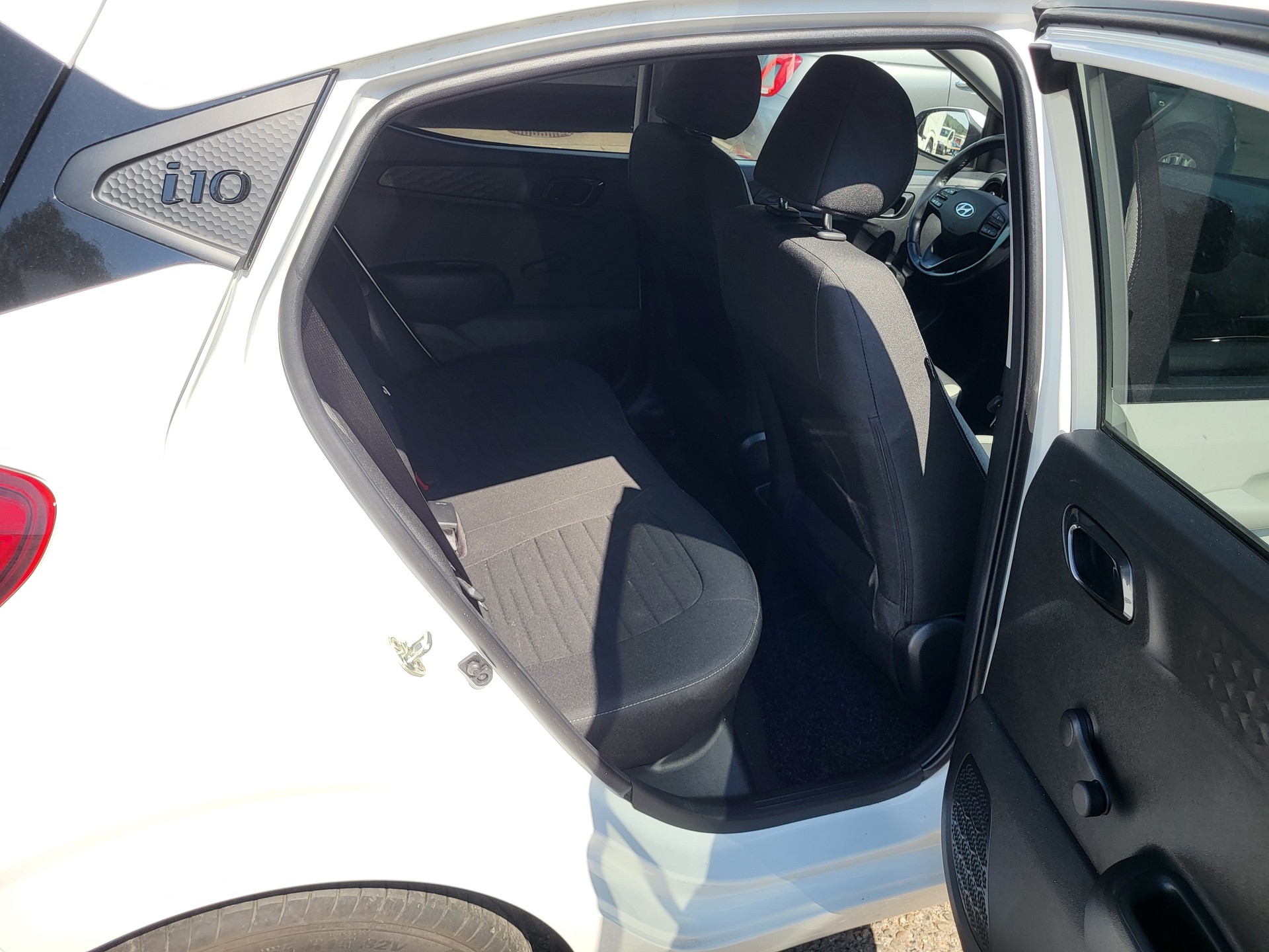 HYUNDAI i10 1.2 Amplia Automat-image-5