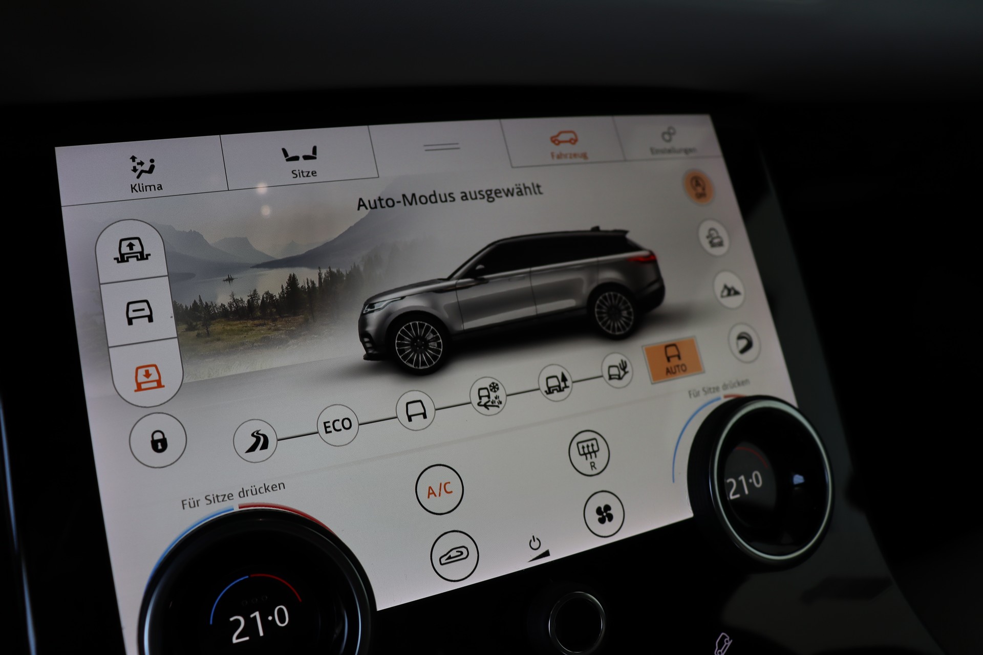 LAND ROVER Range Rover Velar R-Dynamic P 300 HSE Automatic ** FAHRASSISTENZ-PAKET ** 360-GRAD PARK-PAKET ** CH-FAHRZEUG **-image-25