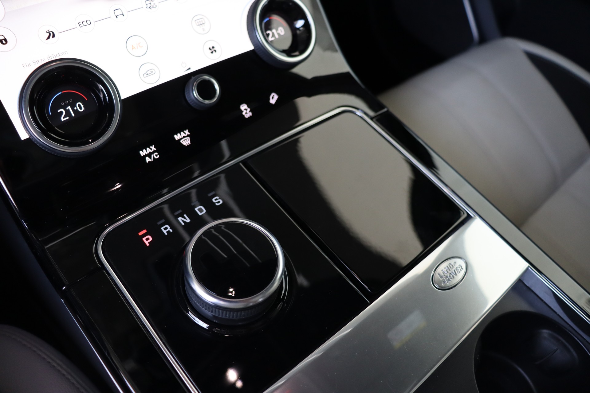 LAND ROVER Range Rover Velar R-Dynamic P 300 HSE Automatic ** FAHRASSISTENZ-PAKET ** 360-GRAD PARK-PAKET ** CH-FAHRZEUG **-image-24