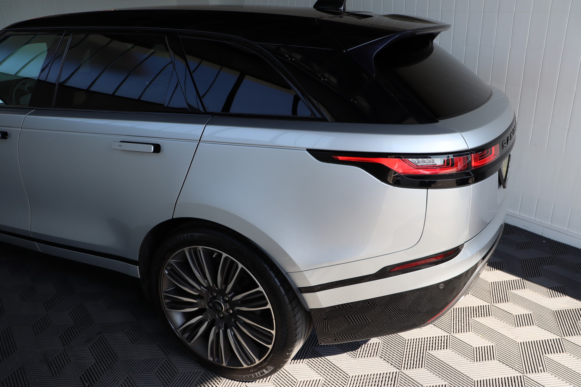 LAND ROVER Range Rover Velar R-Dynamic P 300 HSE Automatic ** FAHRASSISTENZ-PAKET ** 360-GRAD PARK-PAKET ** CH-FAHRZEUG **-image-9