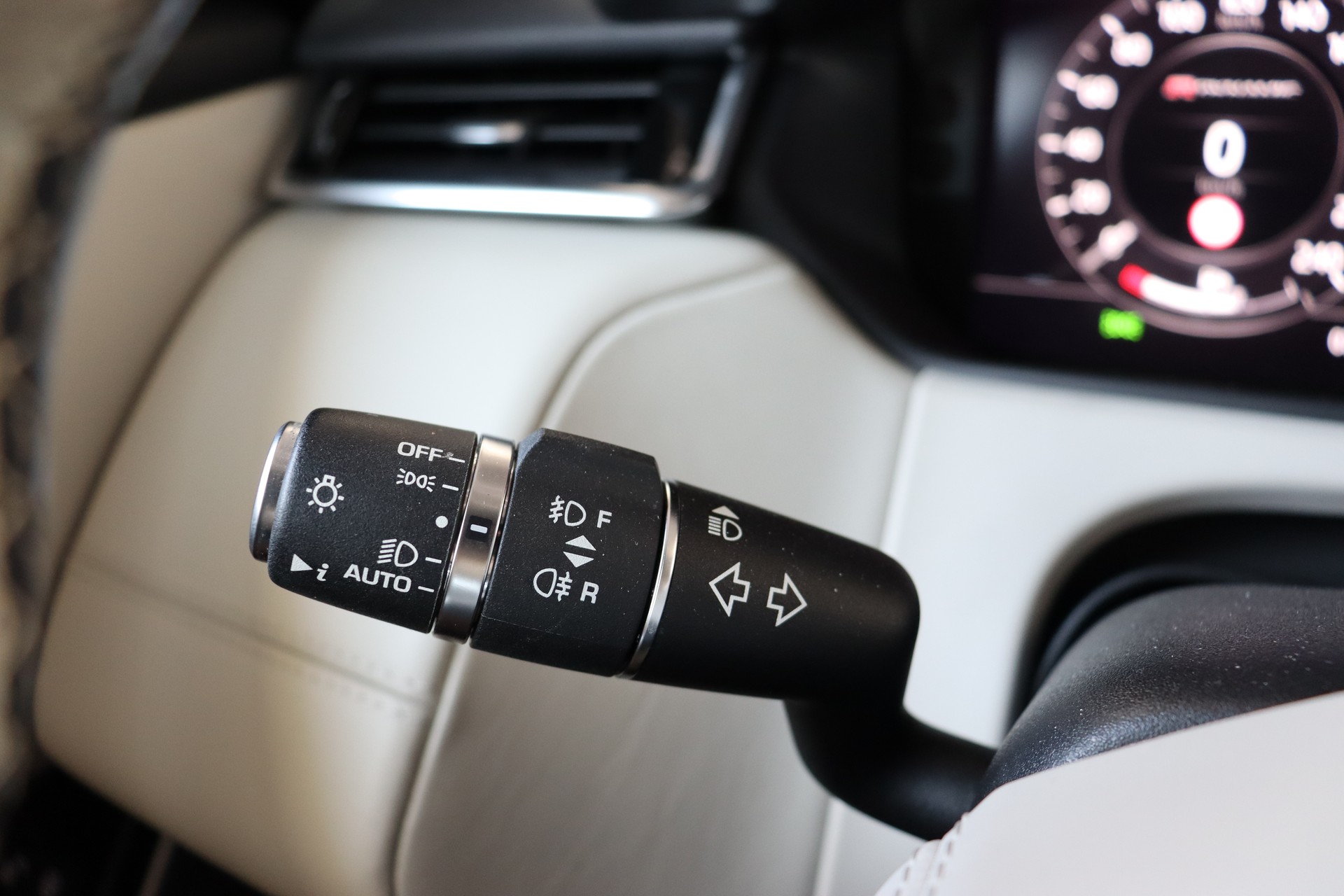 LAND ROVER Range Rover Velar R-Dynamic P 300 HSE Automatic ** FAHRASSISTENZ-PAKET ** 360-GRAD PARK-PAKET ** CH-FAHRZEUG **-image-31