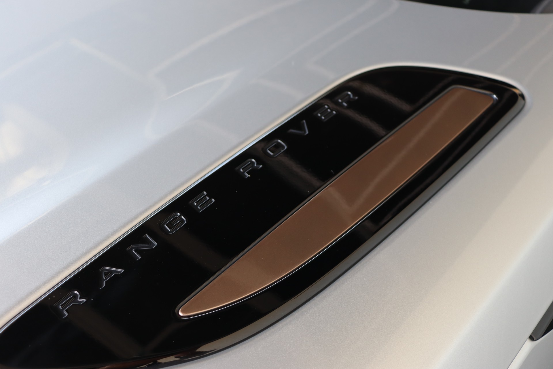 LAND ROVER Range Rover Velar R-Dynamic P 300 HSE Automatic ** FAHRASSISTENZ-PAKET ** 360-GRAD PARK-PAKET ** CH-FAHRZEUG **-image-4