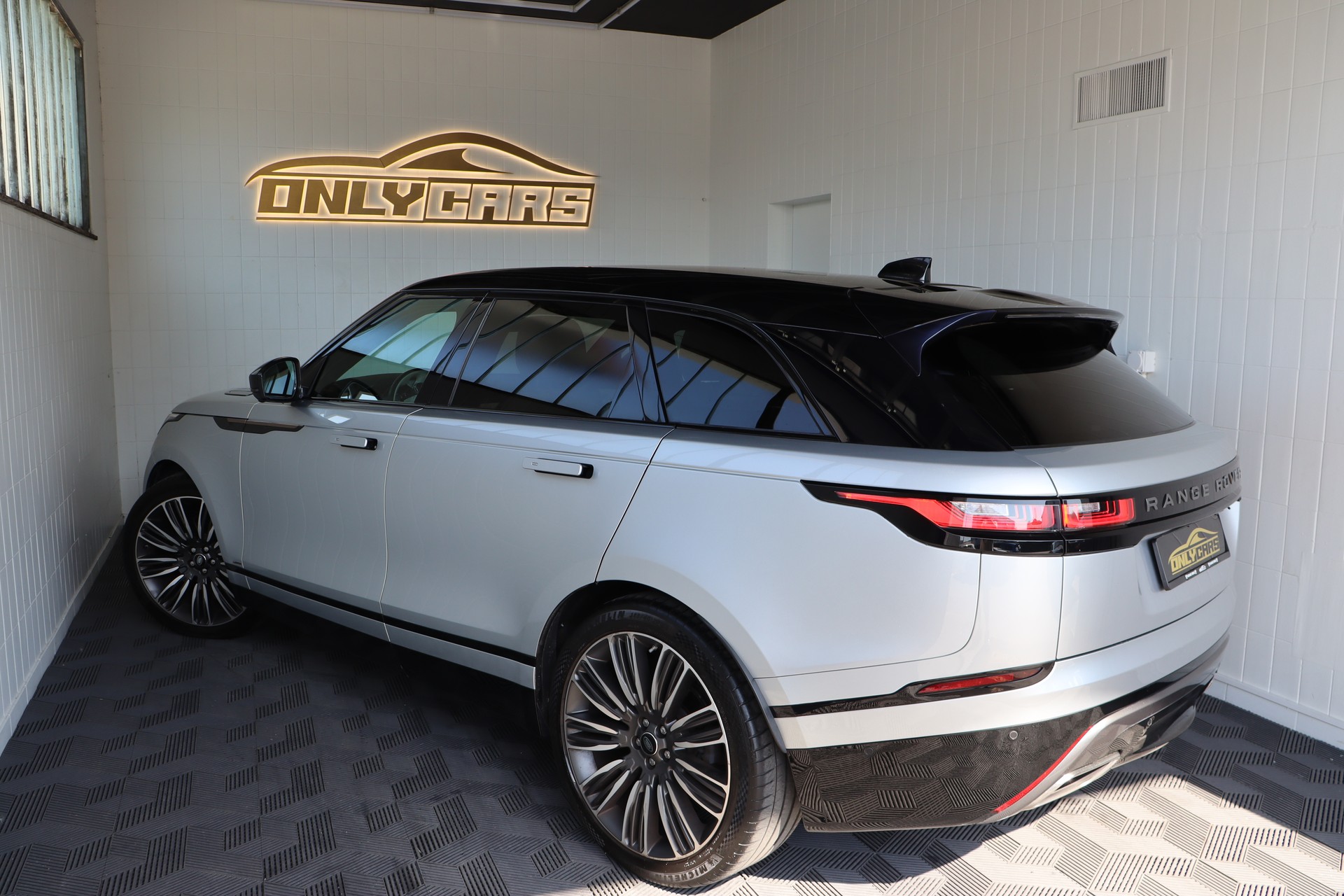 LAND ROVER Range Rover Velar R-Dynamic P 300 HSE Automatic ** FAHRASSISTENZ-PAKET ** 360-GRAD PARK-PAKET ** CH-FAHRZEUG **-image-8