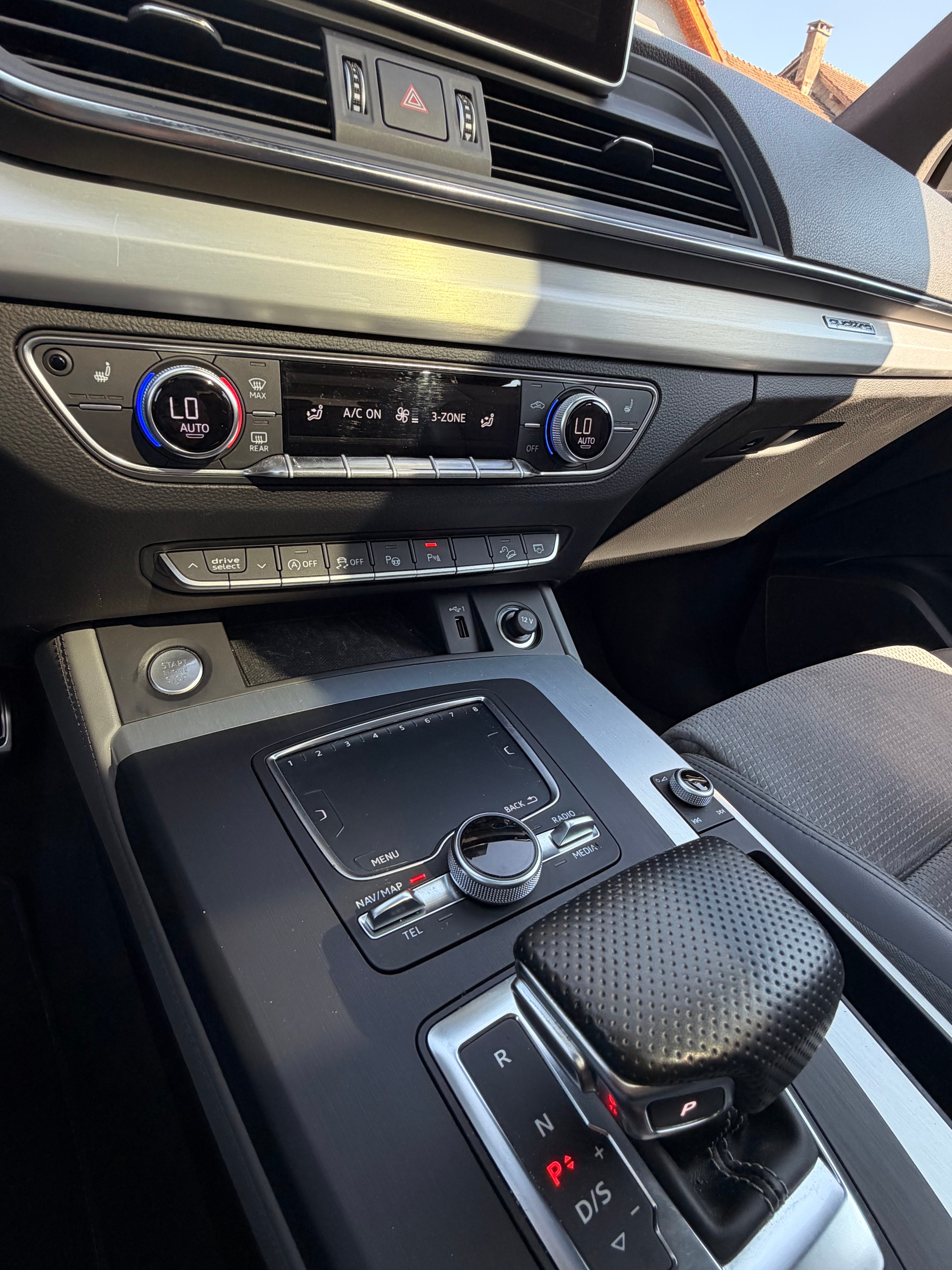 AUDI Q5 2.0 TDI quattro S-tronic S-Line-image-12