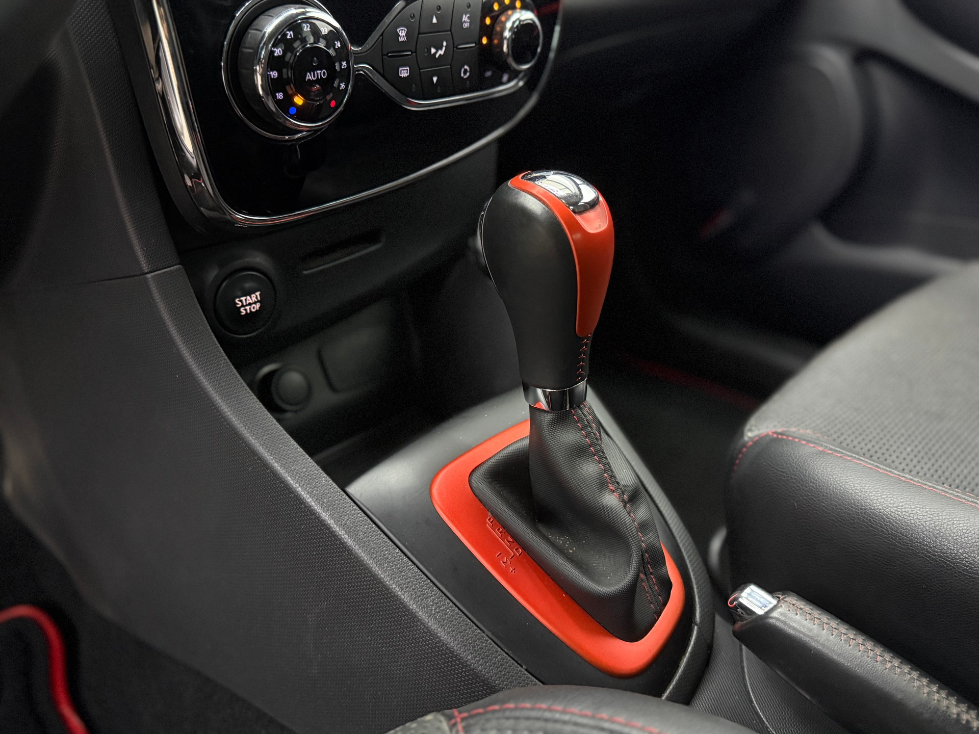 RENAULT Clio 1.6 T RS 200 EDC-image-27