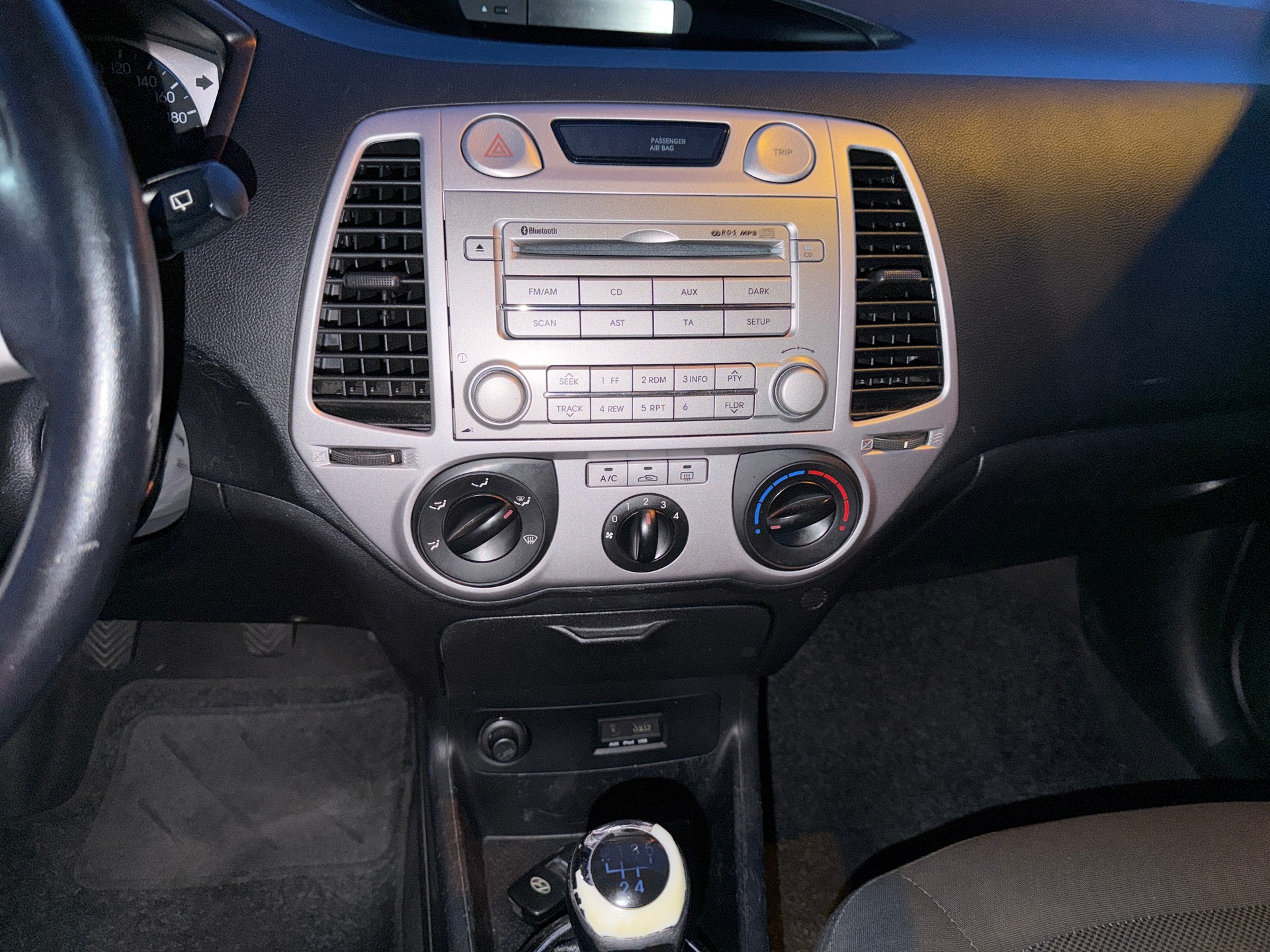 HYUNDAI i20 1.4 Style-image-12