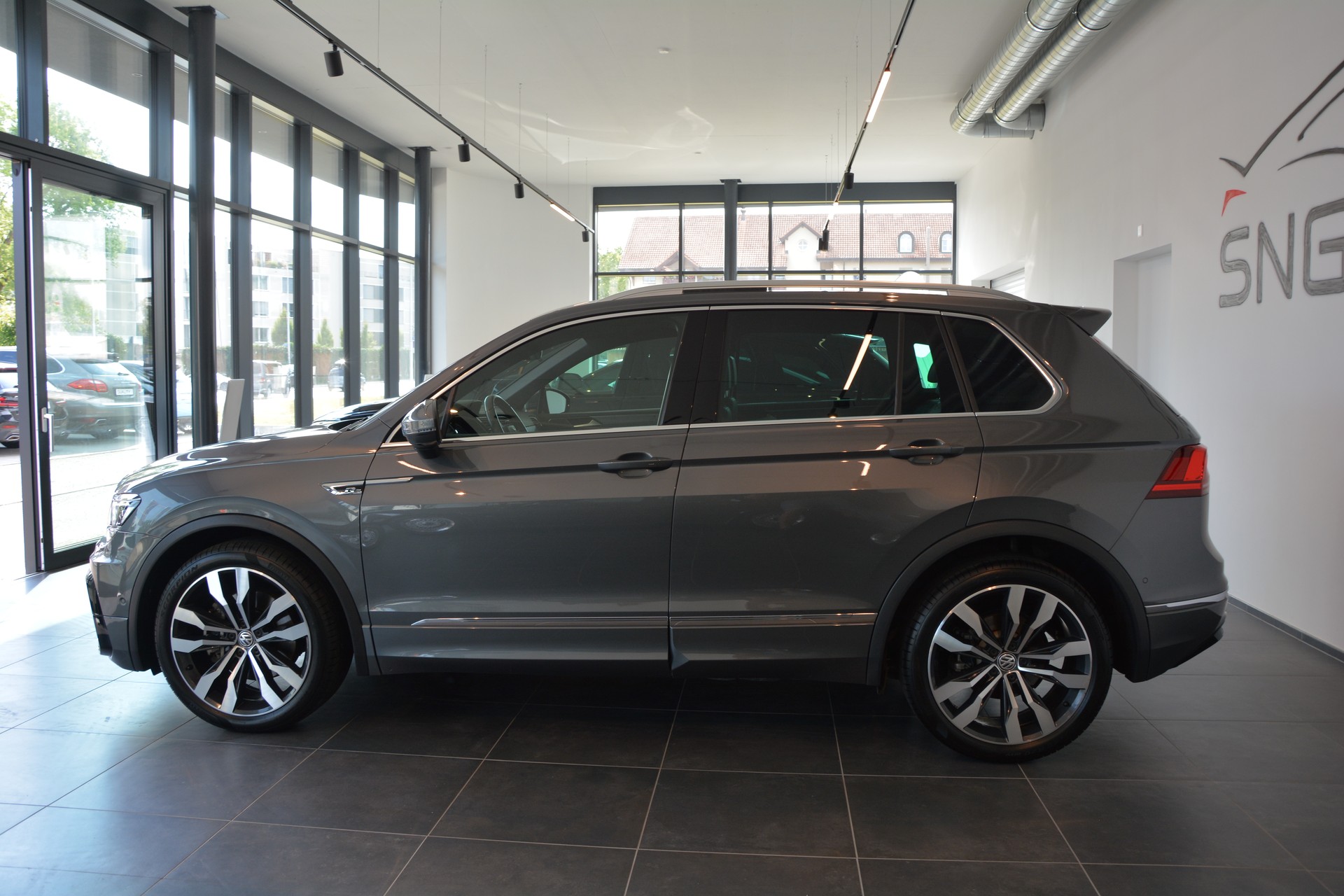 VW Tiguan 2.0 TDI SCR Highline 4Motion DSG R-Line-image-2
