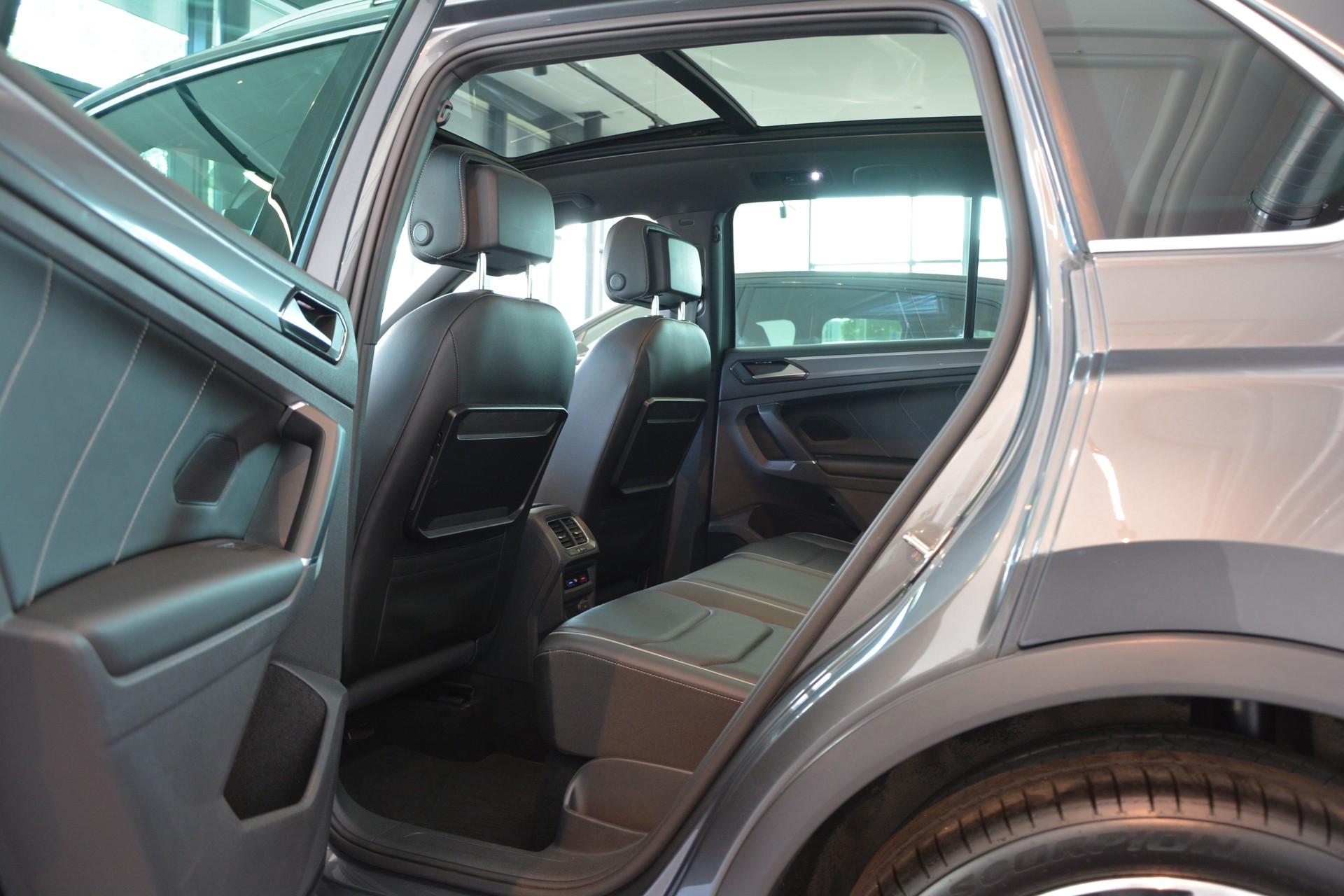 VW Tiguan 2.0 TDI SCR Highline 4Motion DSG R-Line-image-10