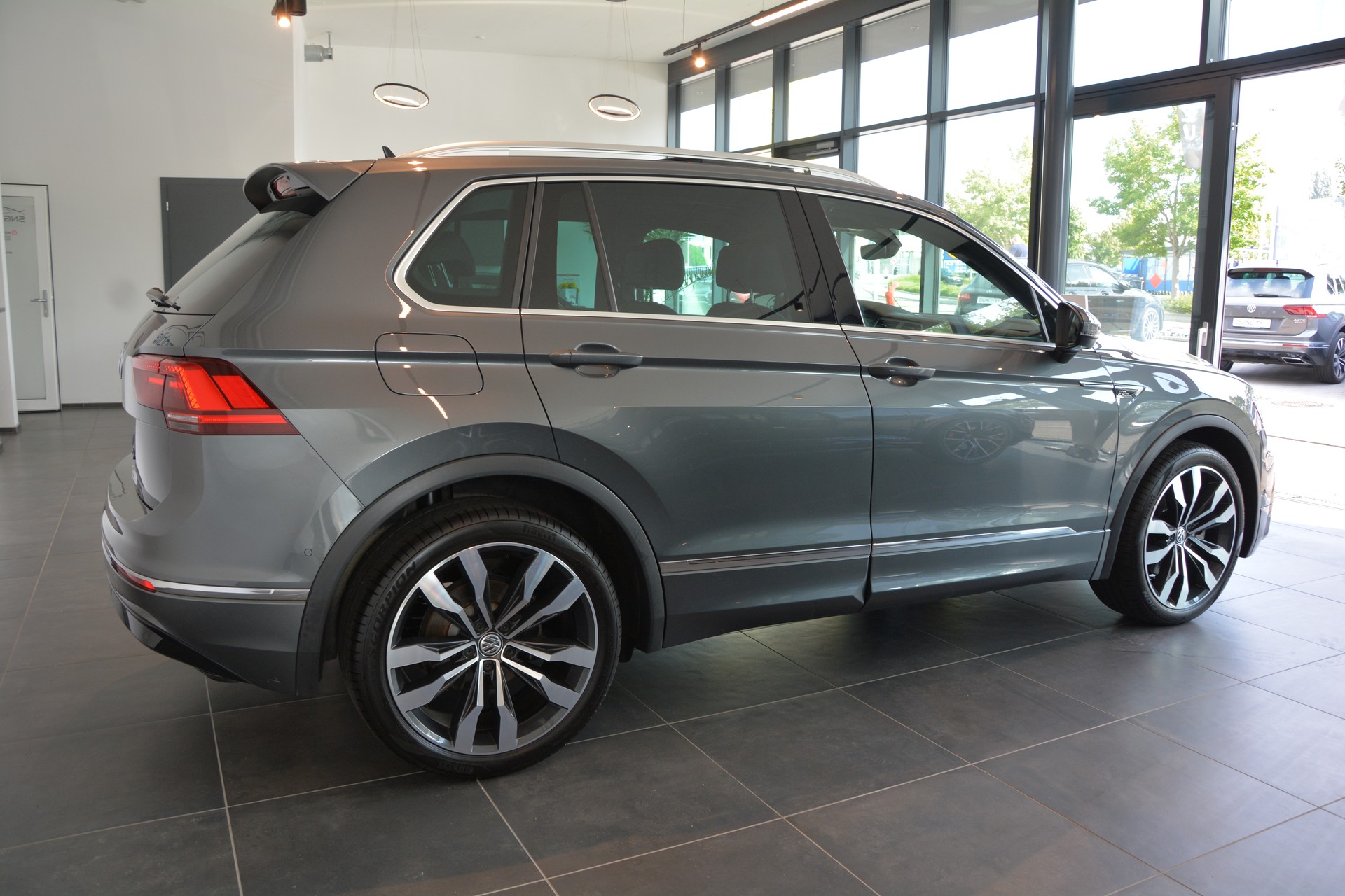 VW Tiguan 2.0 TDI SCR Highline 4Motion DSG R-Line-image-6