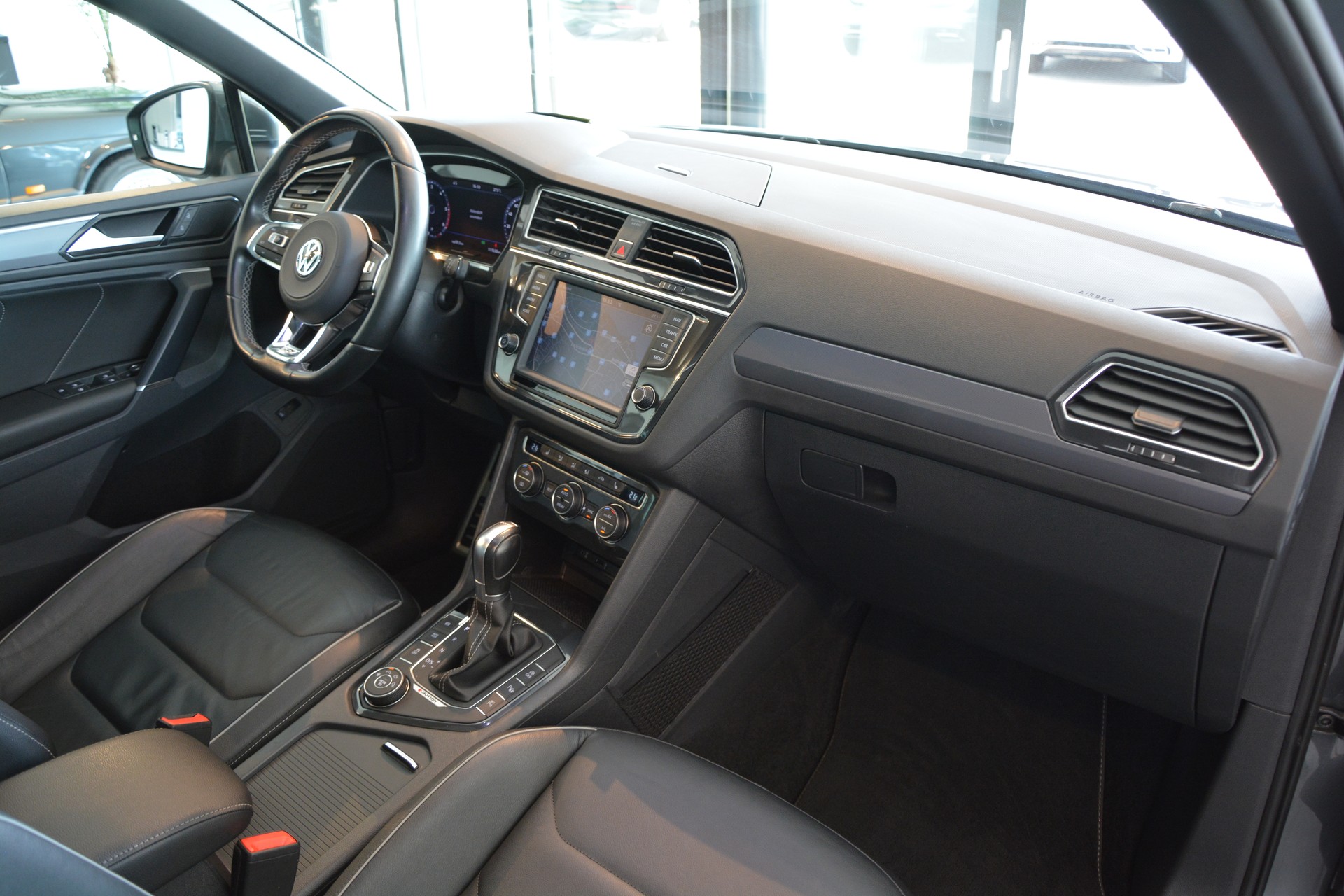 VW Tiguan 2.0 TDI SCR Highline 4Motion DSG R-Line-image-12
