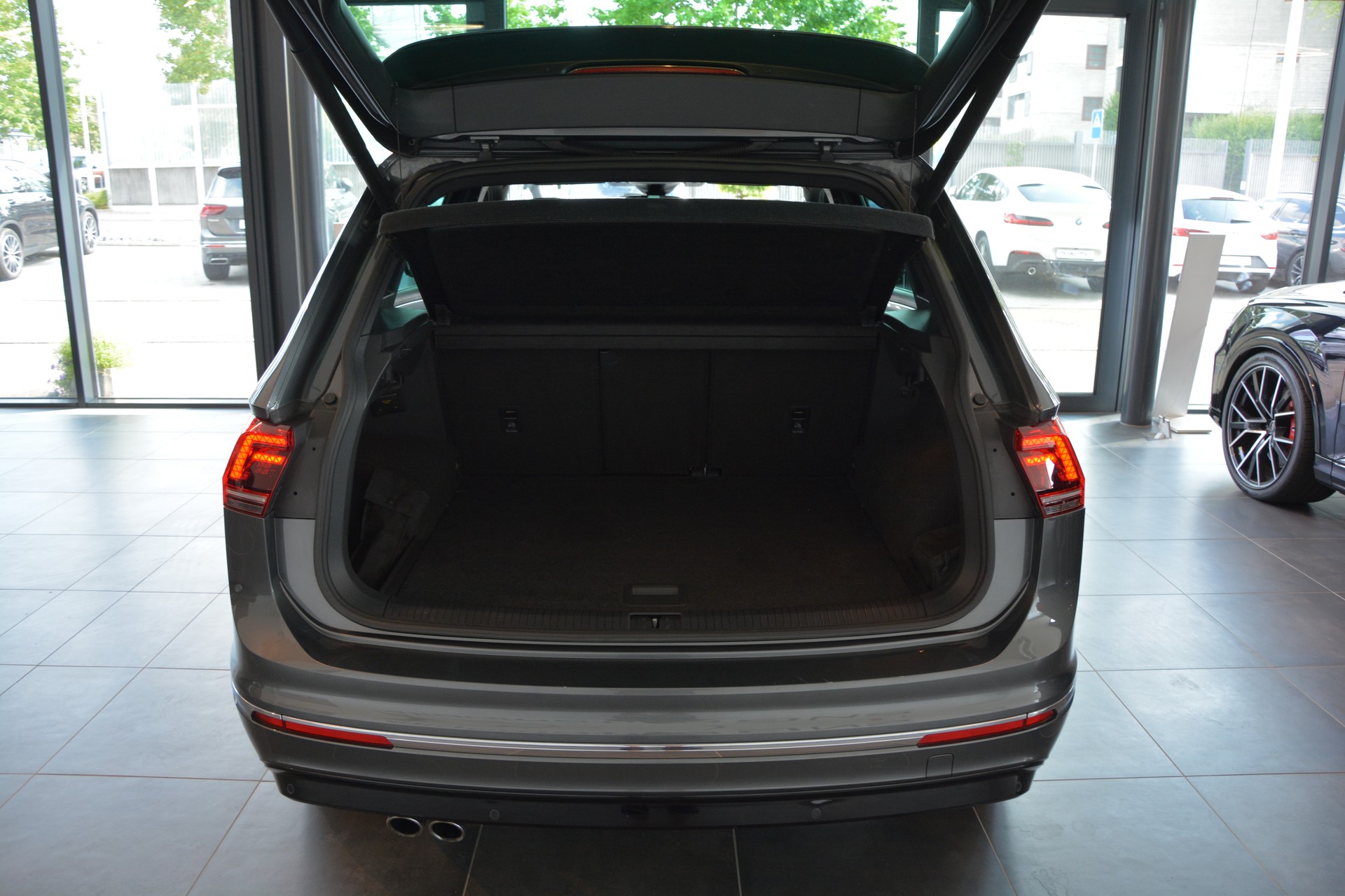 VW Tiguan 2.0 TDI SCR Highline 4Motion DSG R-Line-image-14