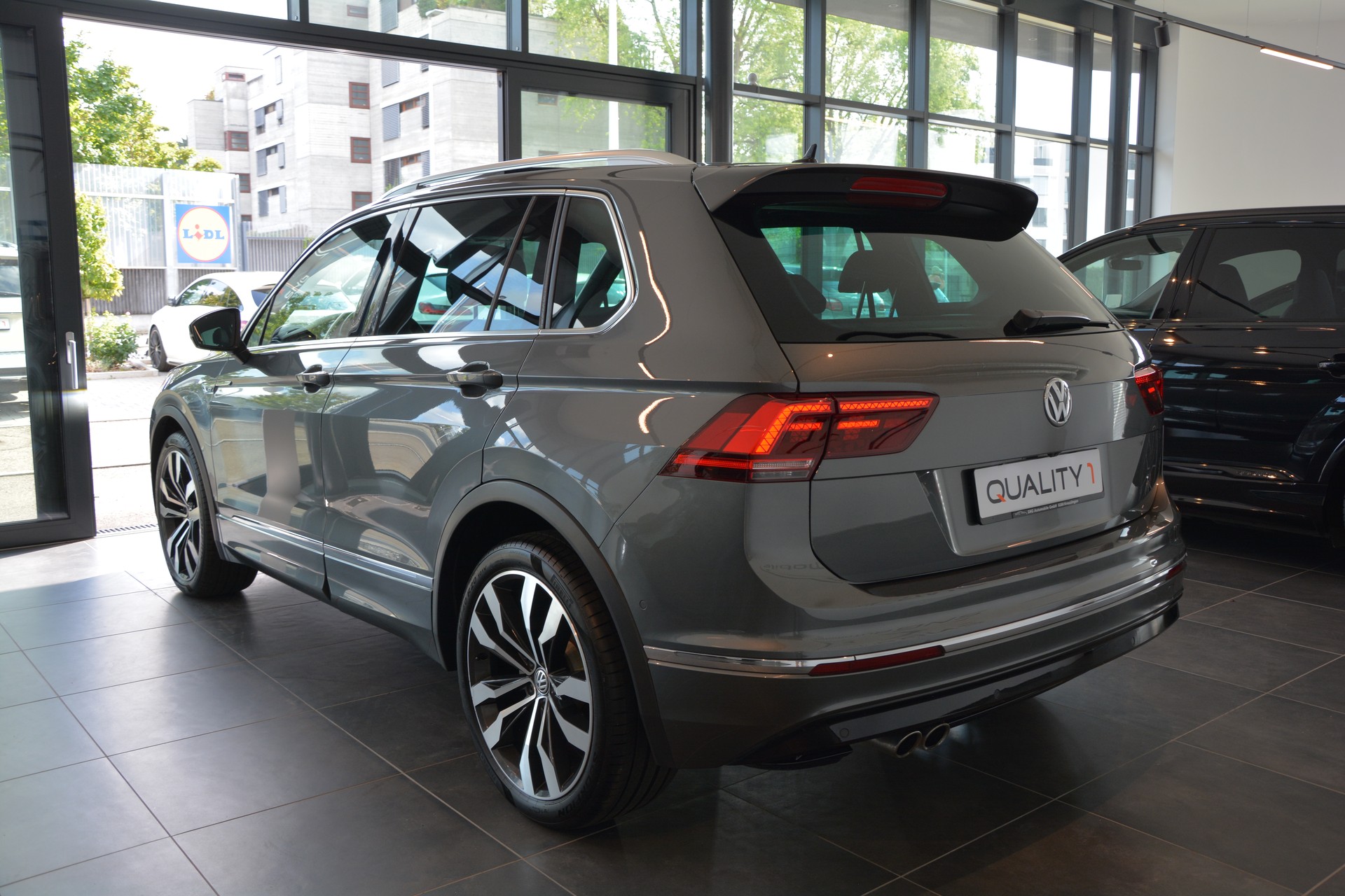 VW Tiguan 2.0 TDI SCR Highline 4Motion DSG R-Line-image-3