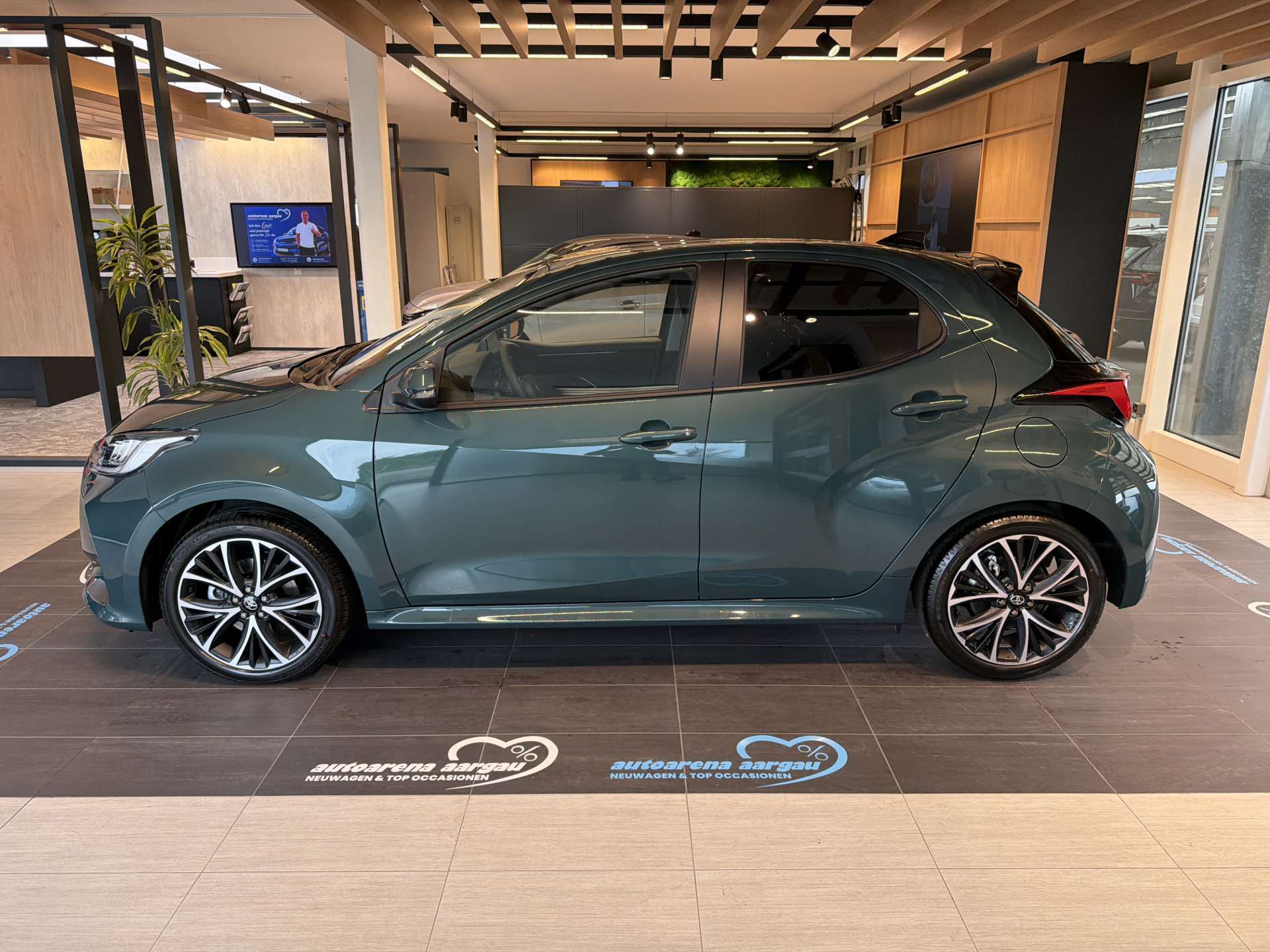 TOYOTA Yaris 1.5 Active Plus+ e-CVT Automat-image-13