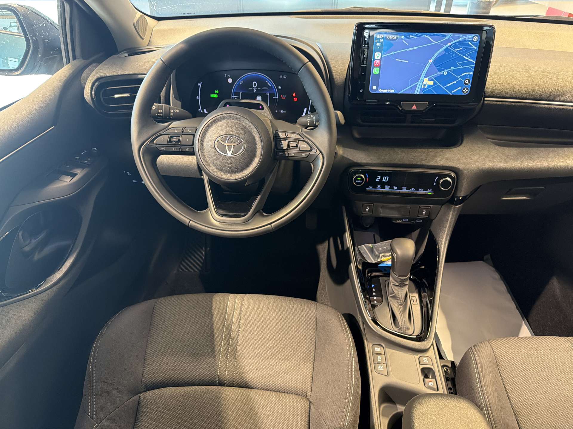 TOYOTA Yaris 1.5 Active Plus+ e-CVT Automat-image-4