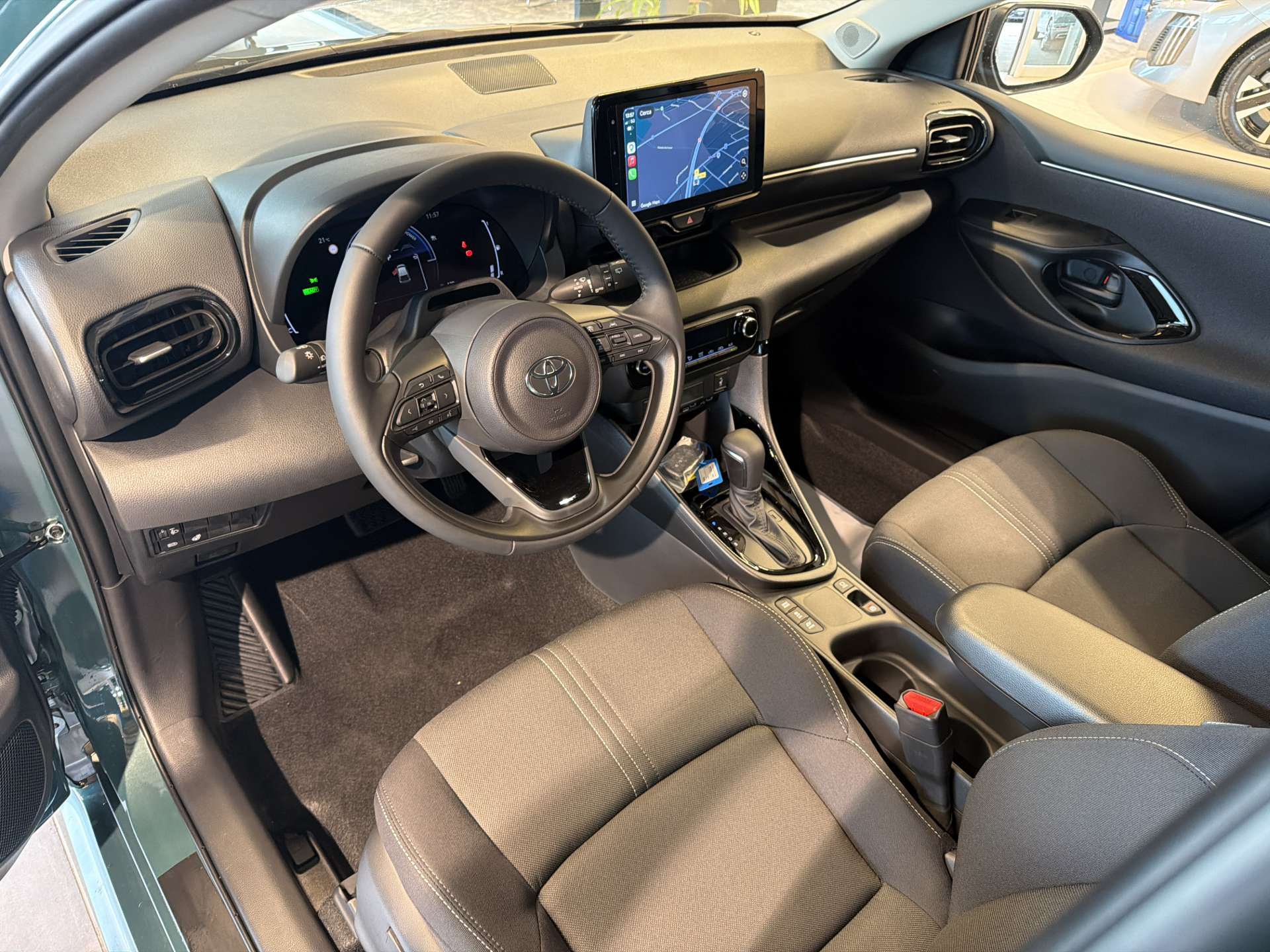 TOYOTA Yaris 1.5 Active Plus+ e-CVT Automat-image-5