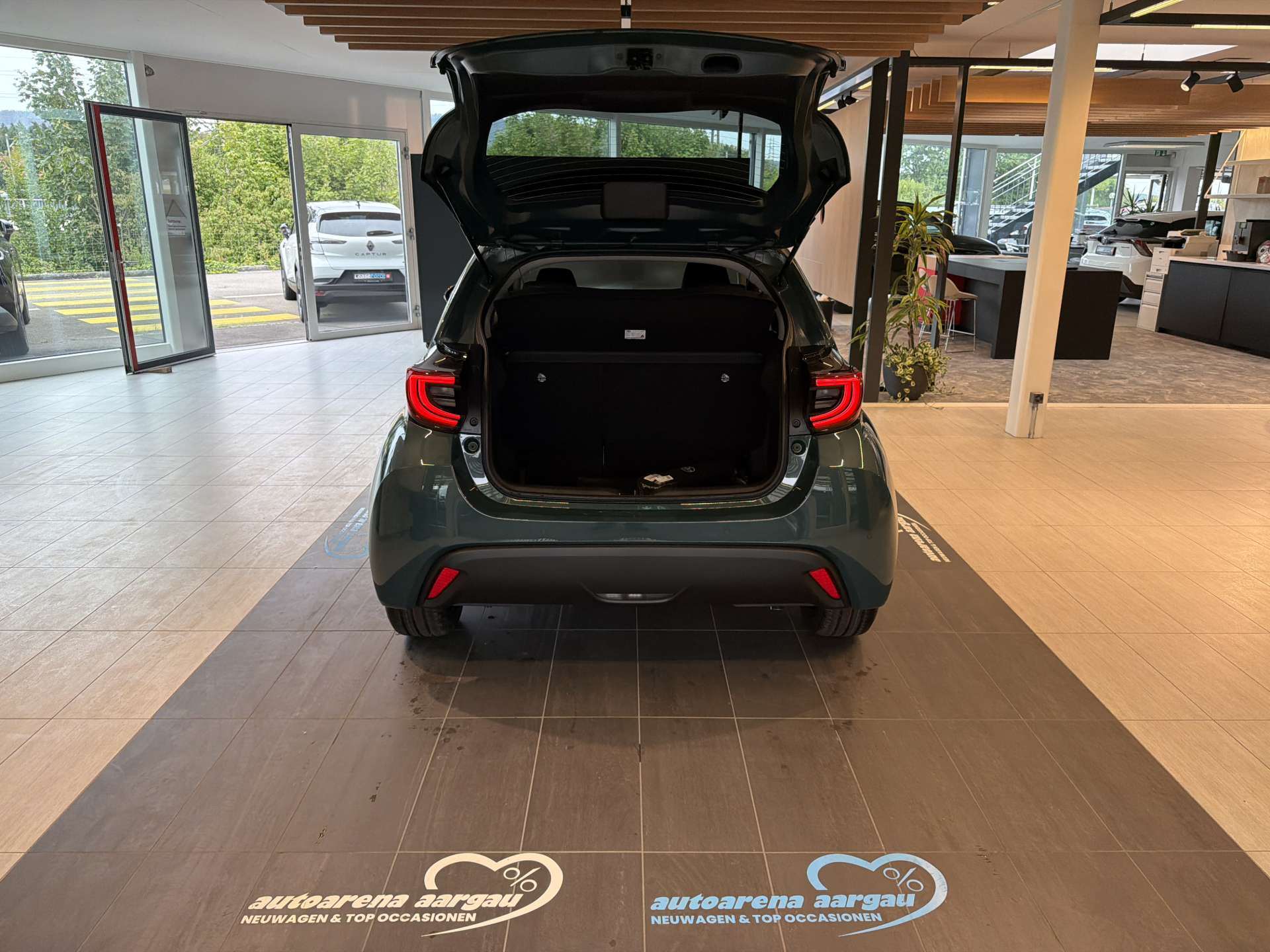 TOYOTA Yaris 1.5 Active Plus+ e-CVT Automat-image-7