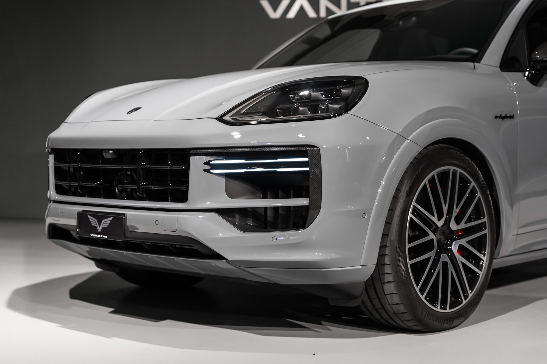 PORSCHE Cayenne 4.0 V8 Turbo E-Hybrid-image-4