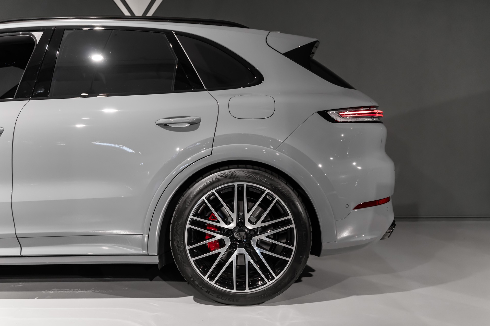 PORSCHE Cayenne 4.0 V8 Turbo E-Hybrid-image-9