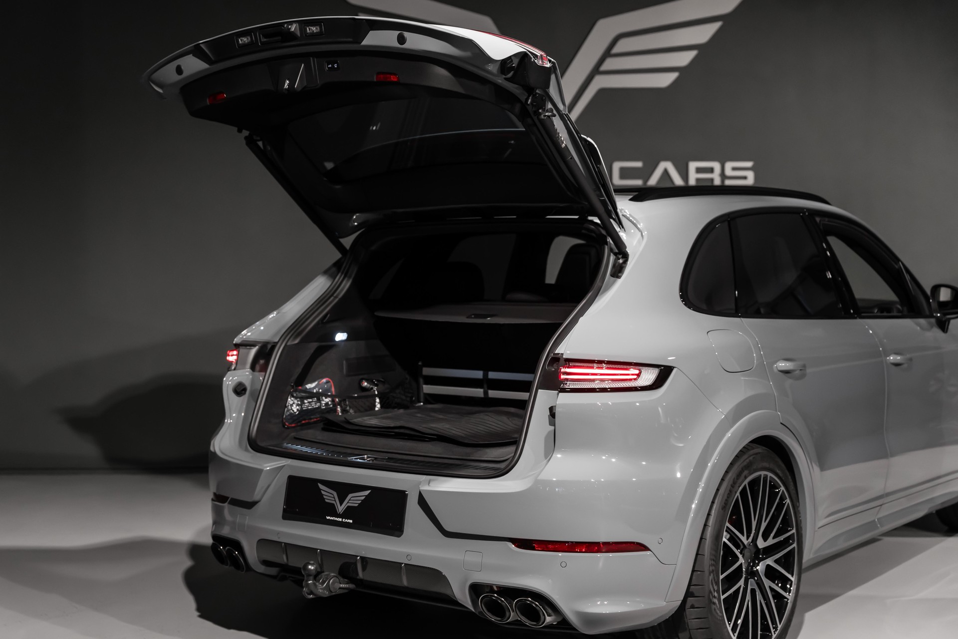 PORSCHE Cayenne 4.0 V8 Turbo E-Hybrid-image-14