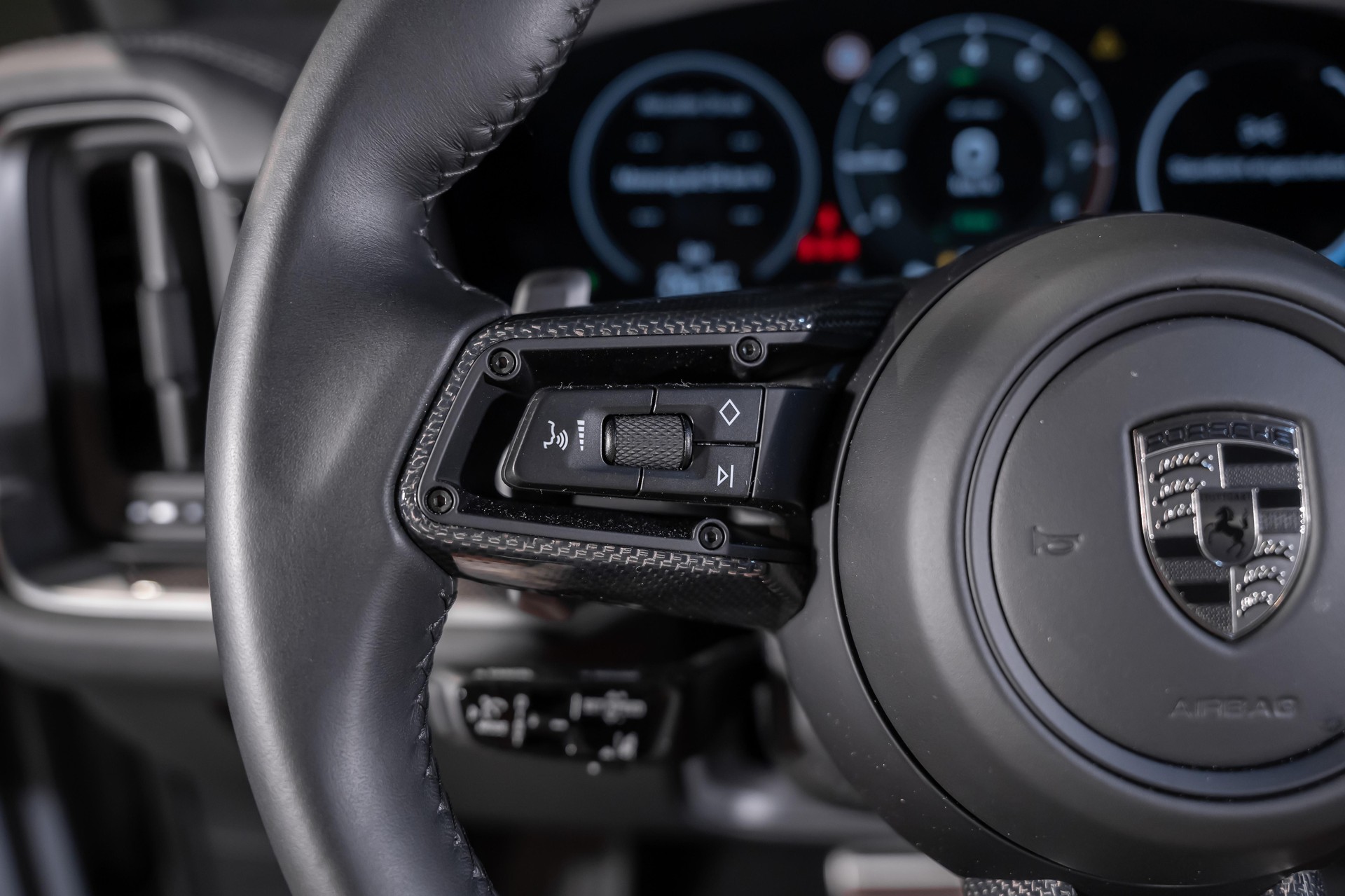 PORSCHE Cayenne 4.0 V8 Turbo E-Hybrid-image-24