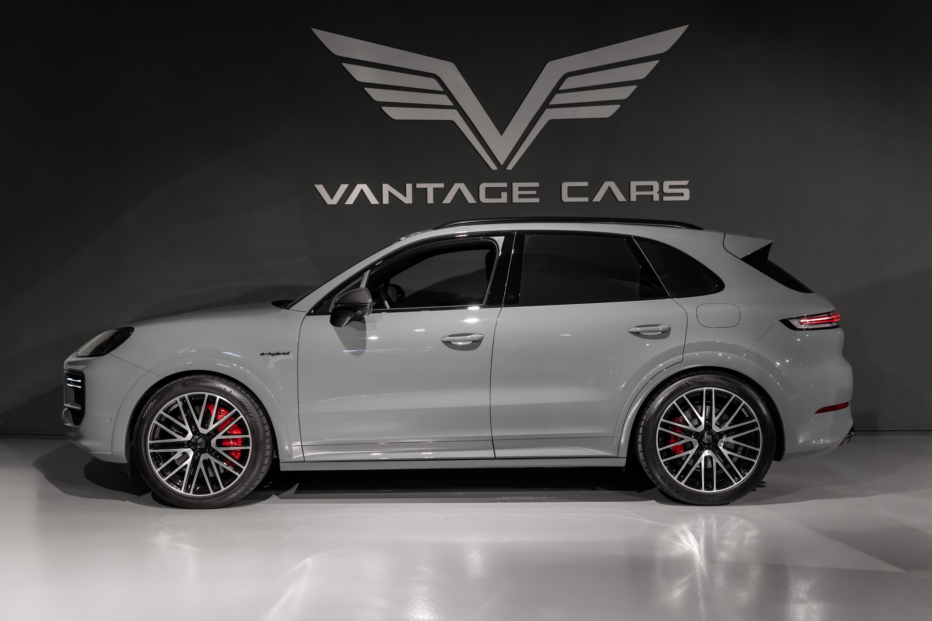 PORSCHE Cayenne 4.0 V8 Turbo E-Hybrid-image-1