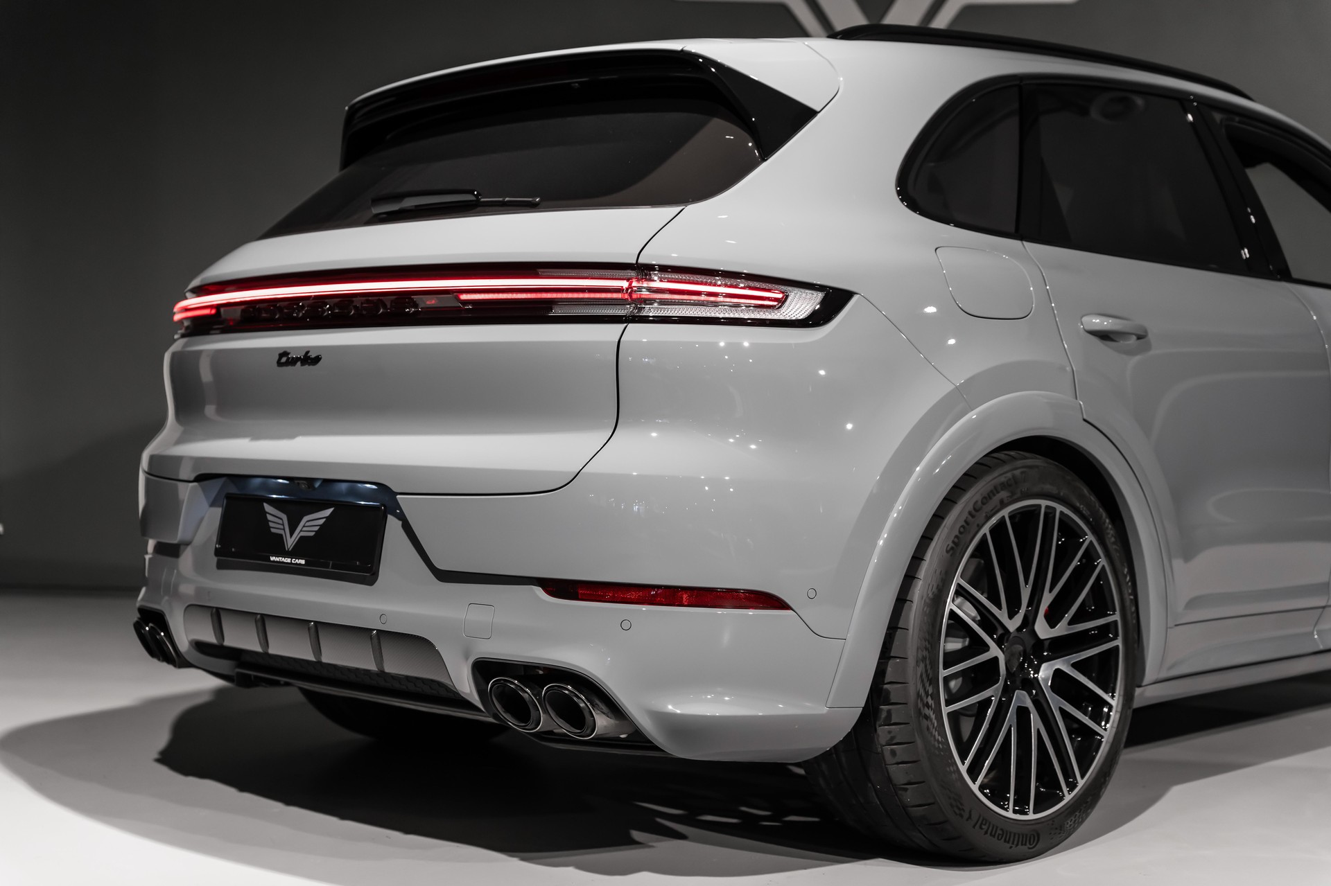PORSCHE Cayenne 4.0 V8 Turbo E-Hybrid-image-10
