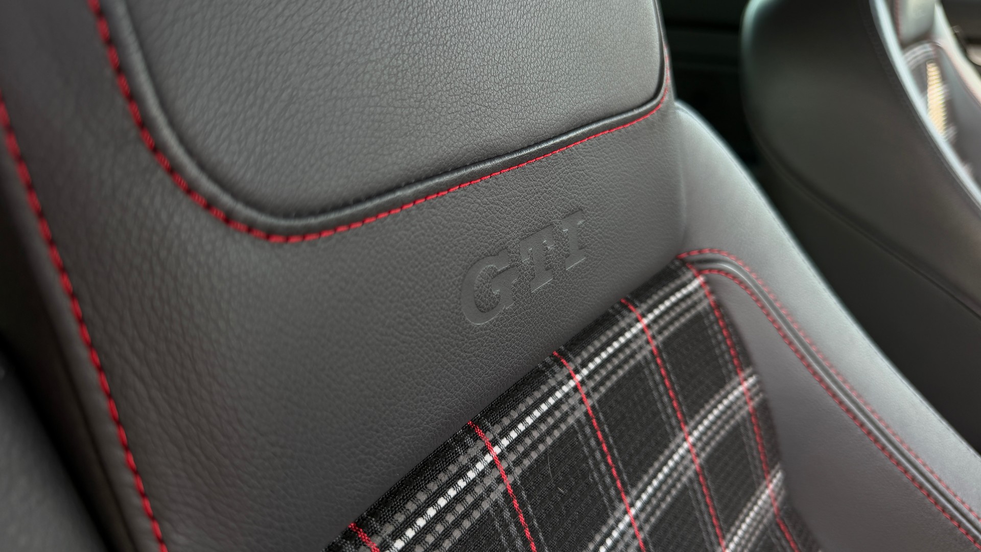 VW Golf 2.0 TFSI GTI Edition 30-image-18