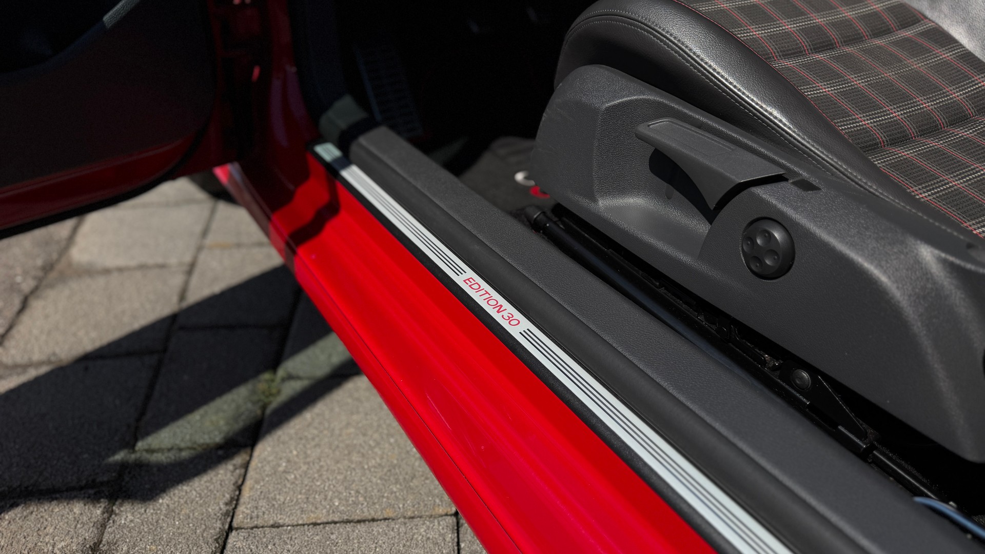 VW Golf 2.0 TFSI GTI Edition 30-image-11