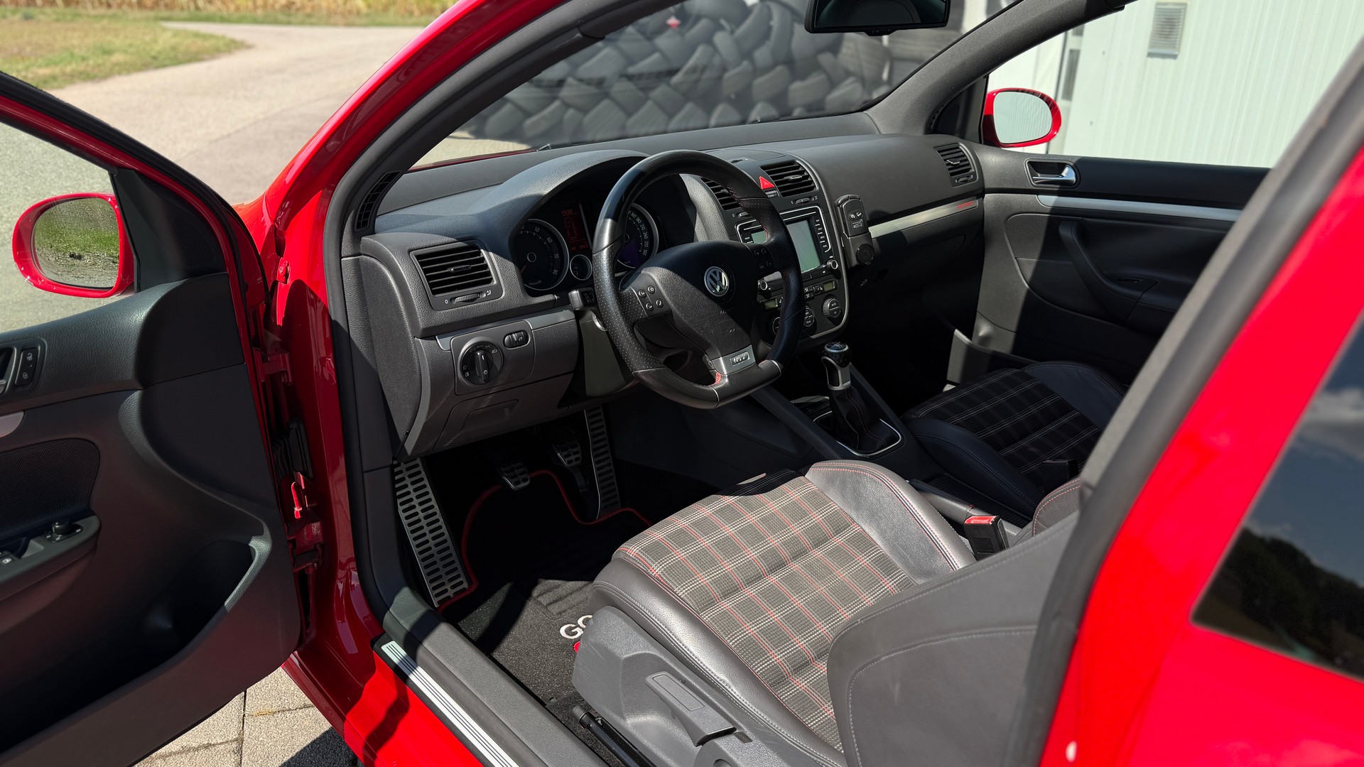 VW Golf 2.0 TFSI GTI Edition 30-image-10