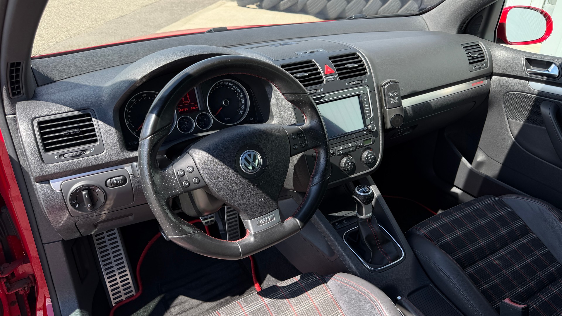 VW Golf 2.0 TFSI GTI Edition 30-image-13