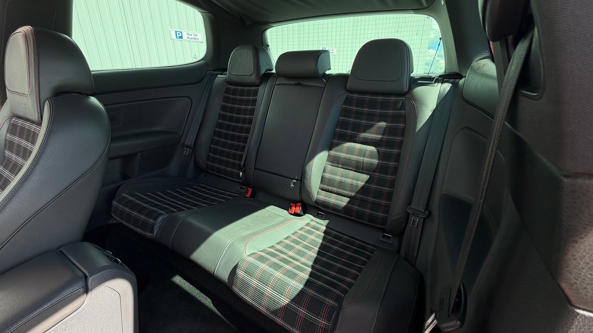 VW Golf 2.0 TFSI GTI Edition 30-image-21