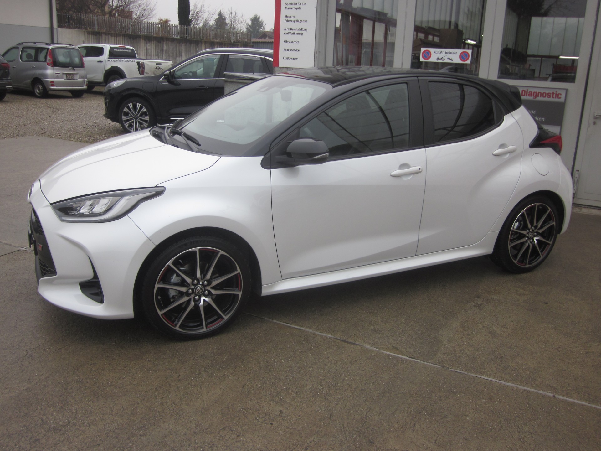 TOYOTA Yaris 1.5 GR Sport e-CVT-image-4