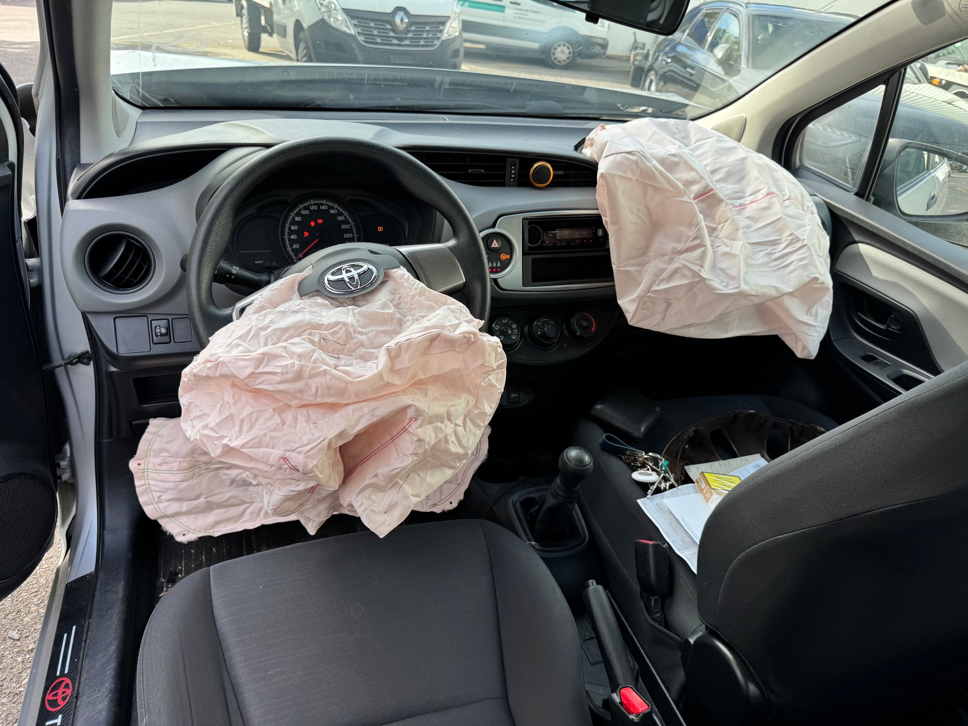 TOYOTA Yaris 1.0 Terra-image-12
