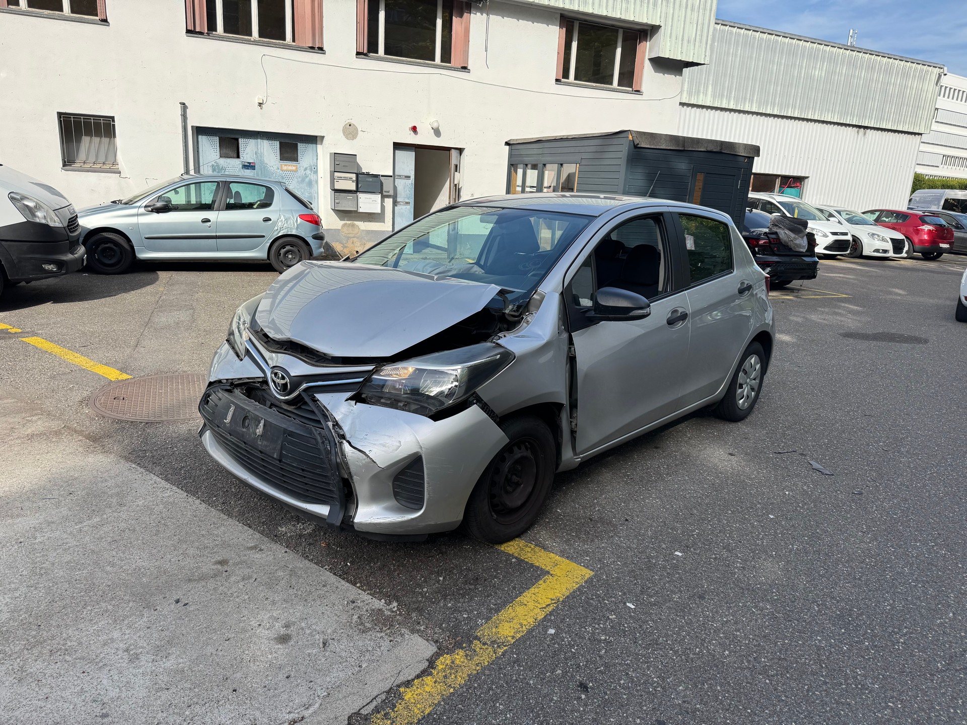 TOYOTA Yaris 1.0 Terra-showroom-element-3