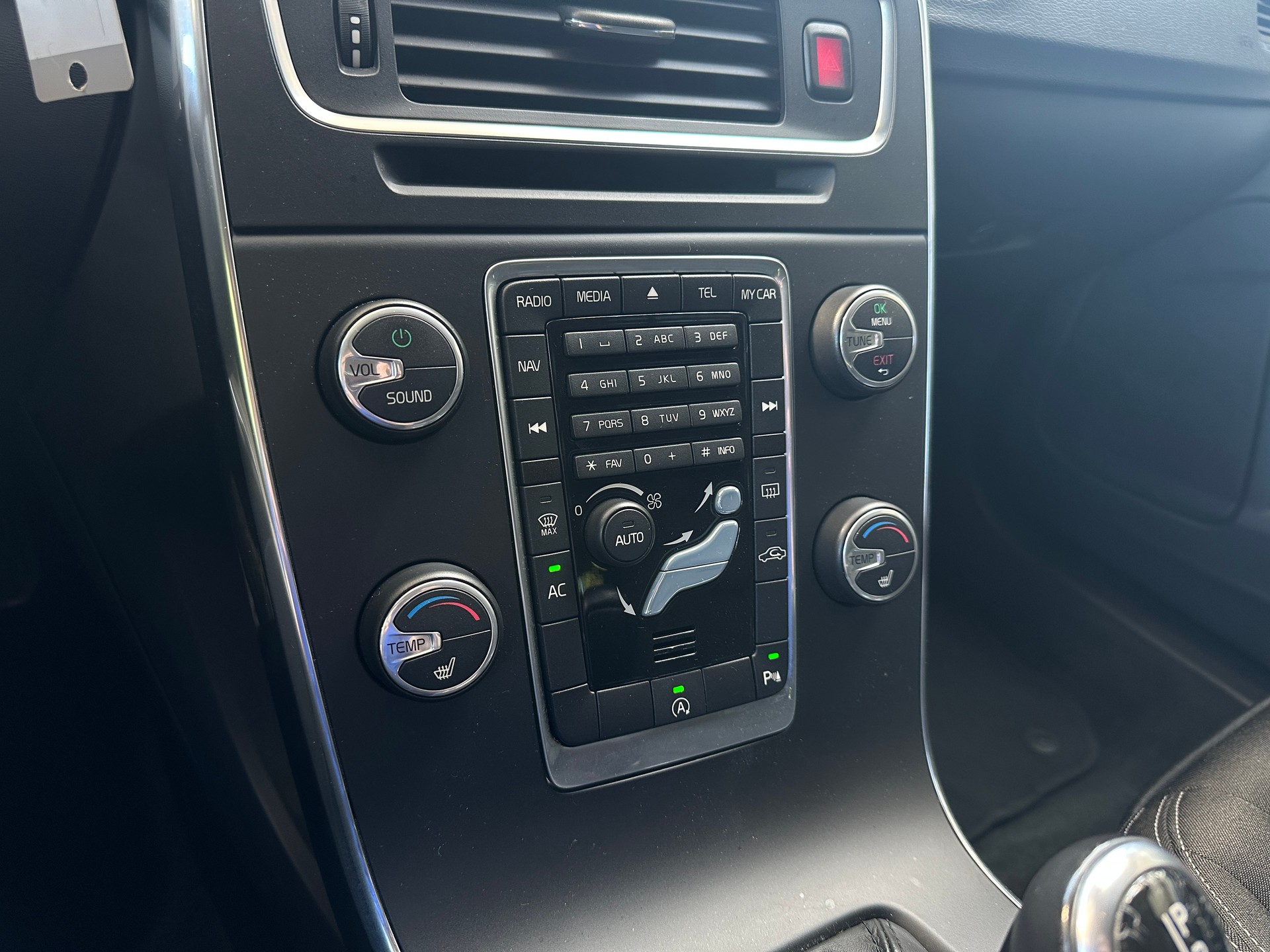VOLVO V60 D3 Geartronic-image-11