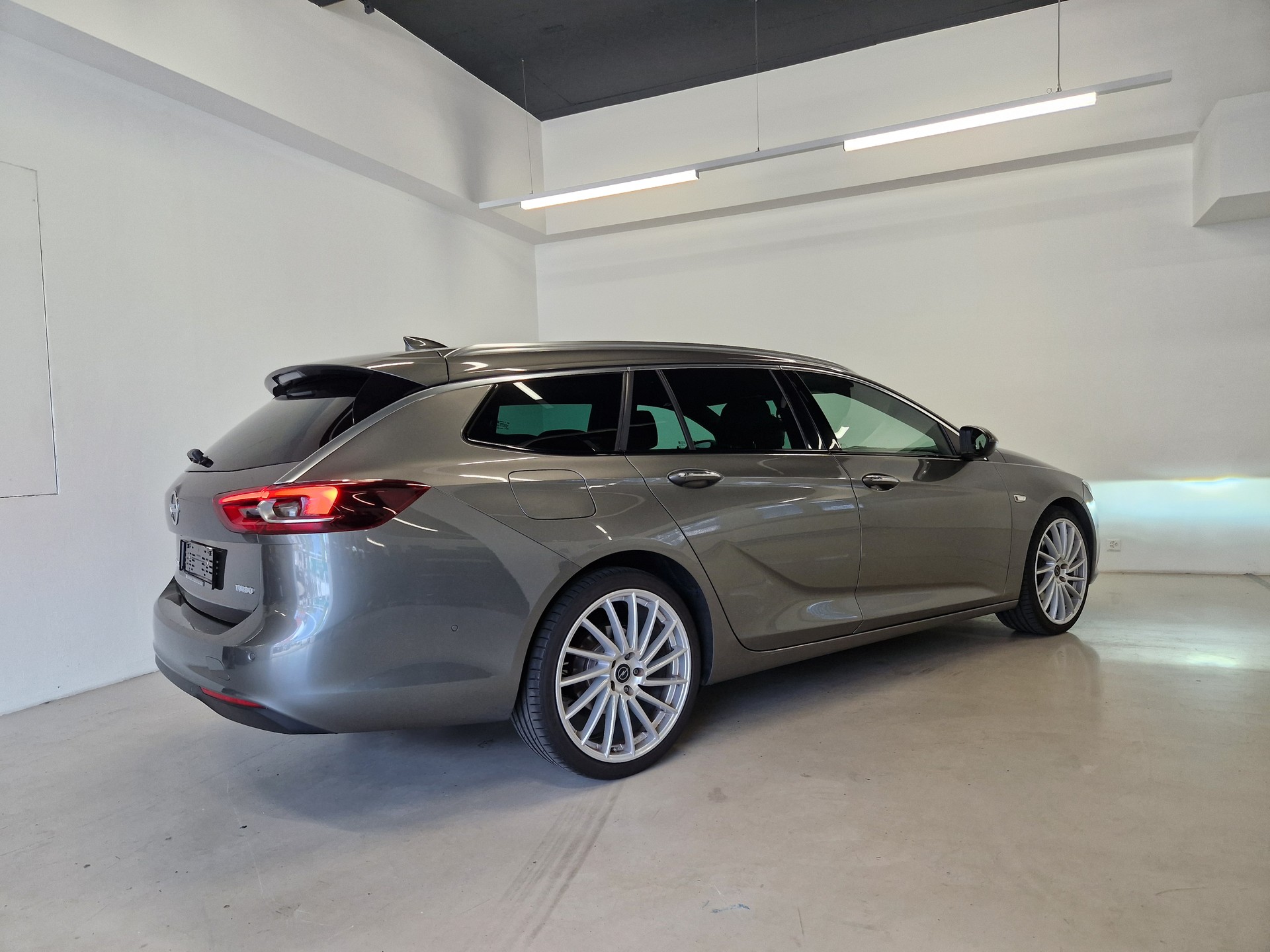 OPEL Insignia 1.5 T Sports Tourer Excellence Automatic-image-1
